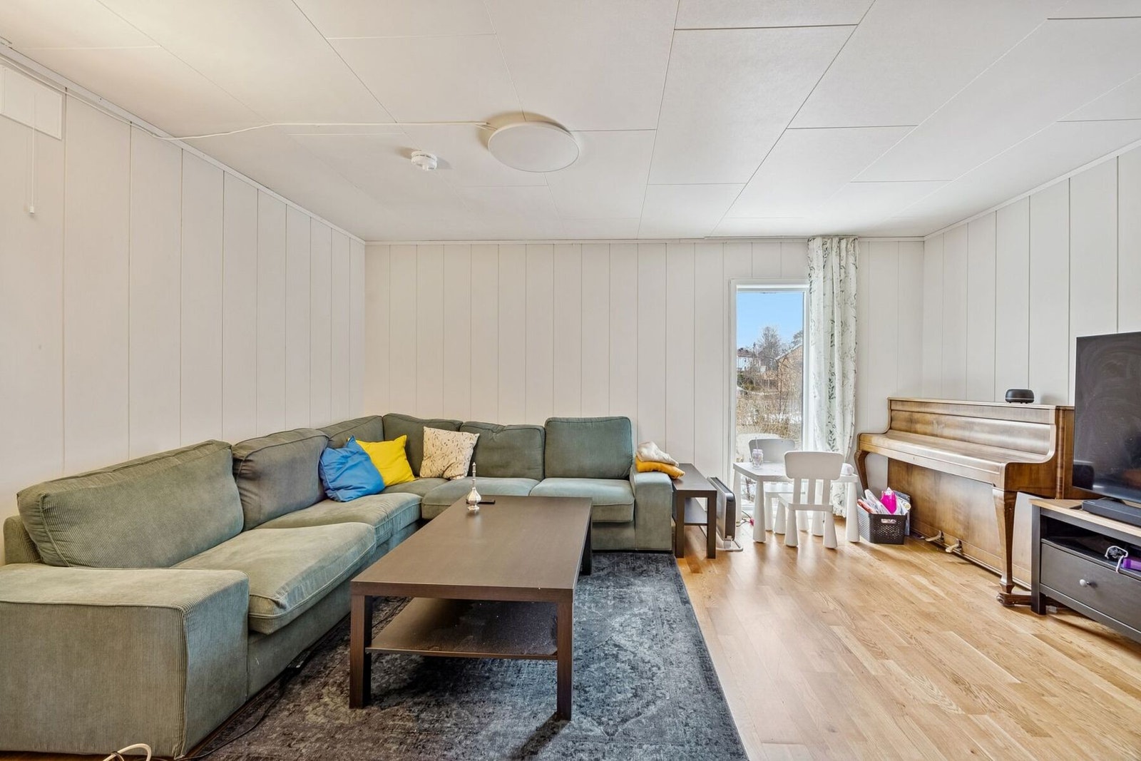 Fin, åpen løsning med stue og spisestue. Galleribilde