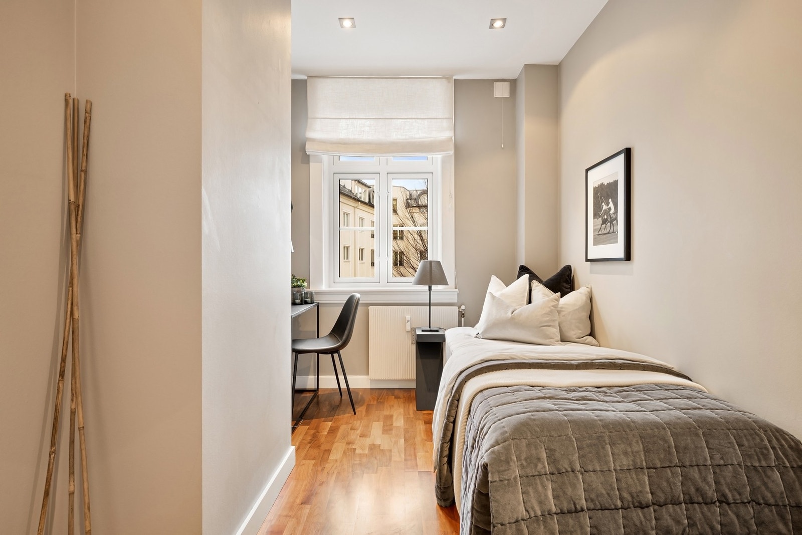 Soverom nr. 2 er også av fin størrelse og har adkomst til praktisk innevendig bod/kott. Galleribilde