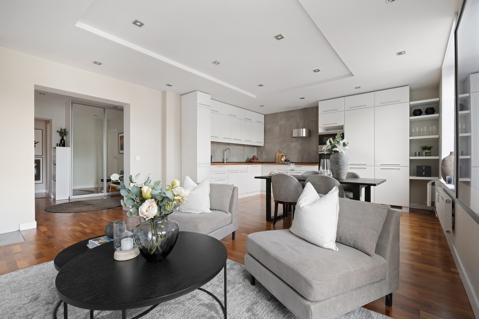 Stuen og hallen ble malt i en delikat fargepalett i 2024, inkludert lister. Galleribilde