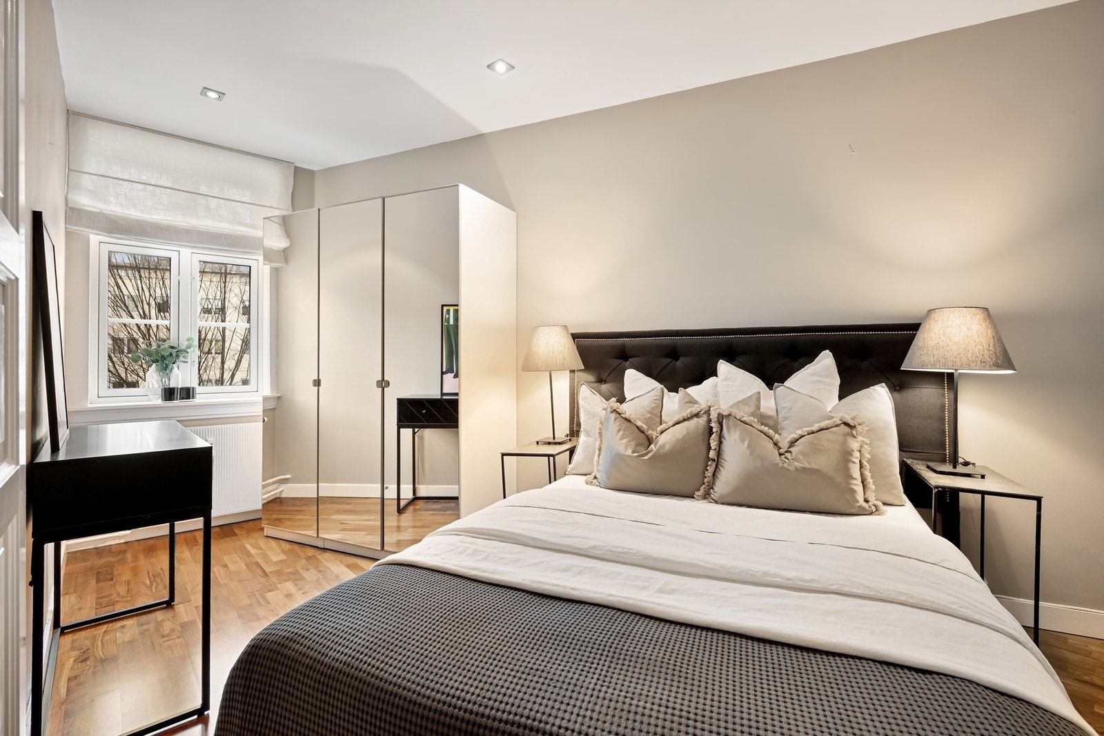 Hovedsoverom av god størrelse - Soverommene vender ut mot fredfull og frodig bakgård. Galleribilde