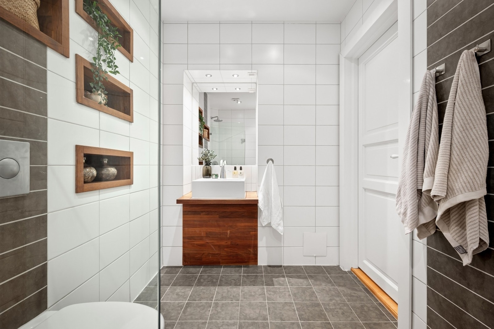 Downlights i himling og gulvvarme - Hylleløsning for lagring av baderomsartikler. Galleribilde