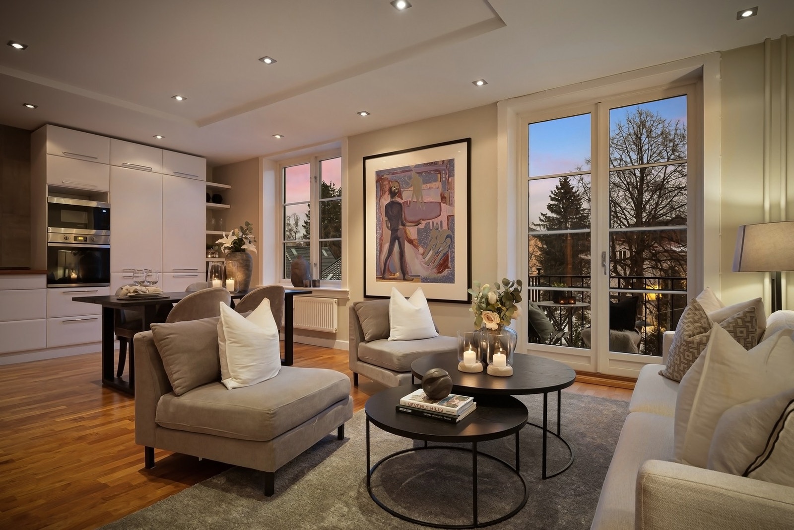 Nydelig lysinnslipp via store vindusflater (fra 2012) og beliggende høyt og fritt i byggets fjerde etasje. Galleribilde