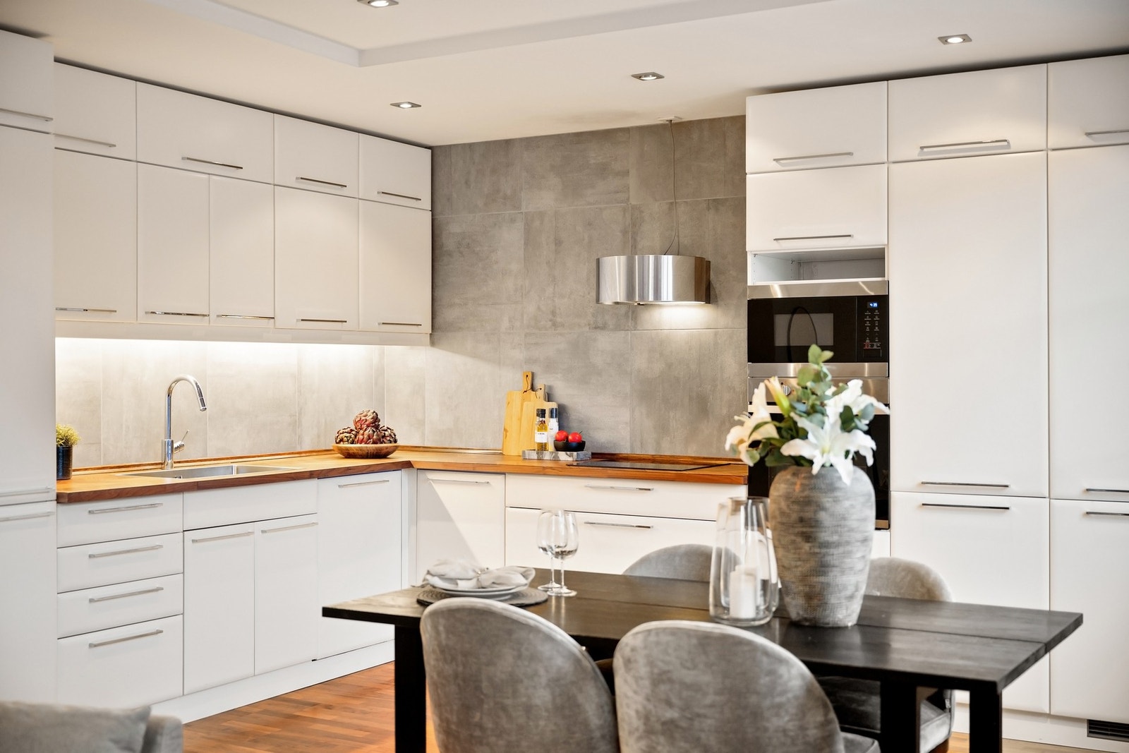 Kjøkkeninnredning med rikelig lagringsplass i skap- og skuffeseksjoner - Integrerte hvitevarer. Galleribilde