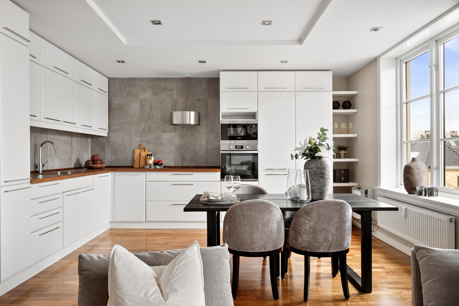 Stort spisekjøkken med integrerte hvitevarer - Benkeplatene i heltre og vask ble skiftet i 2024. Galleribilde