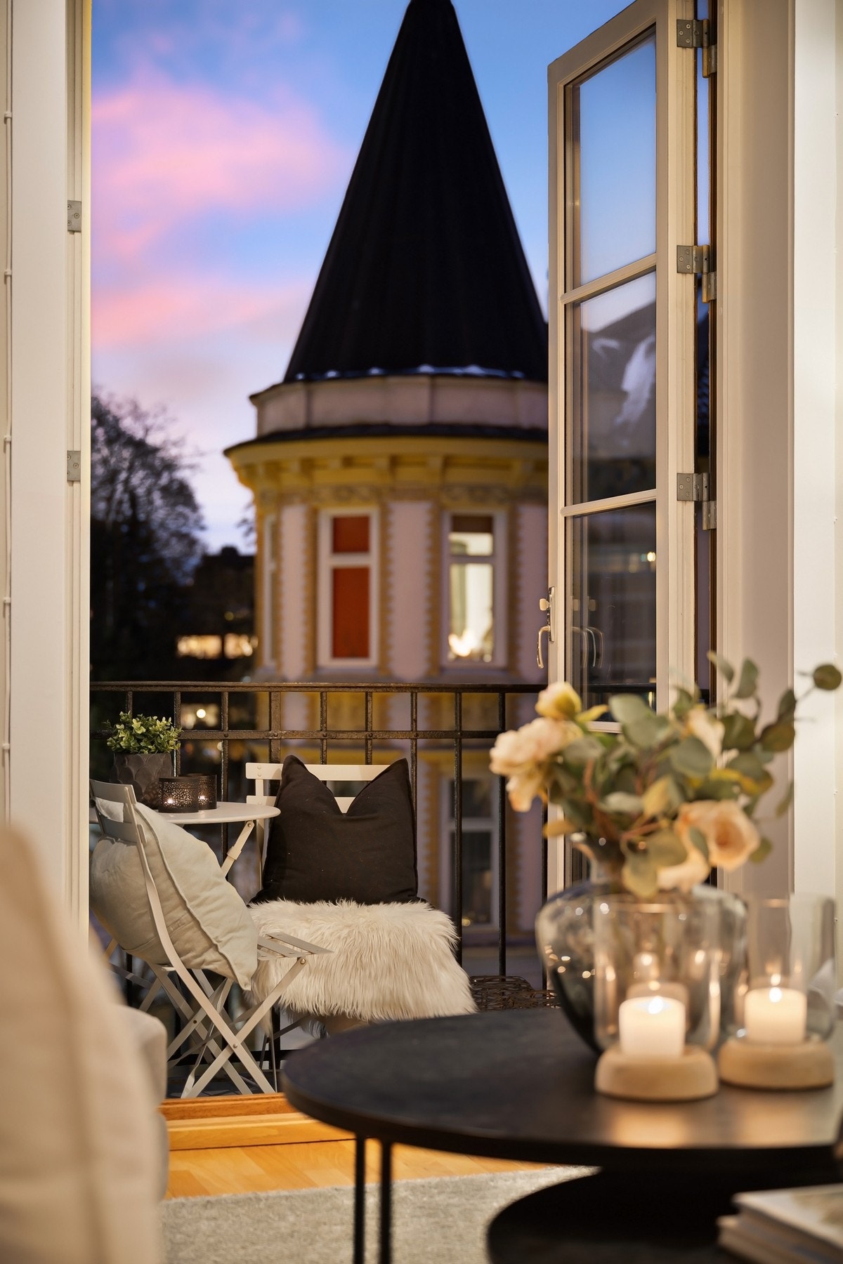 Balkong med sol fra tidlig morgen og til ca. 14:30 midtsommers. Galleribilde