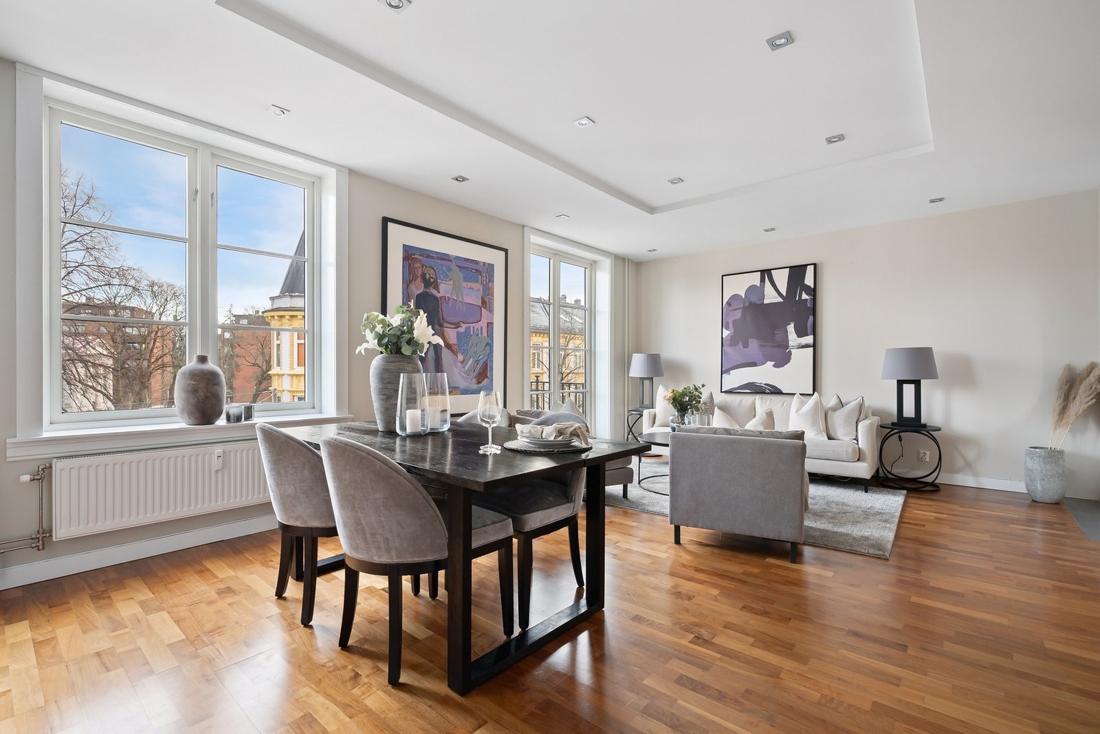 Takhøyde på ca. 2,56 meter, velplasserte downlights og parkett. Galleribilde