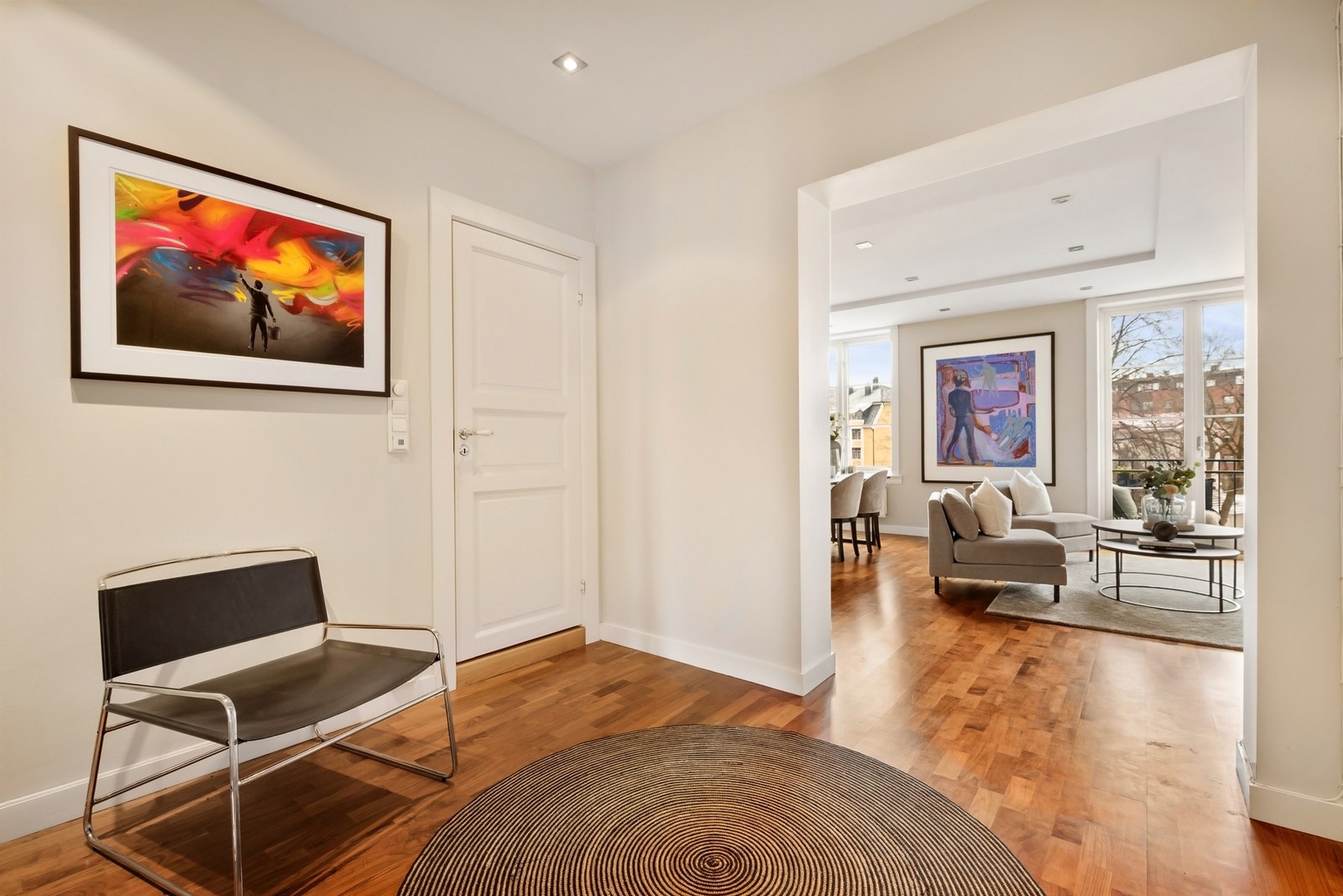 Fra den store hallen er det adkomst til samtlige rom i boligen. Galleribilde