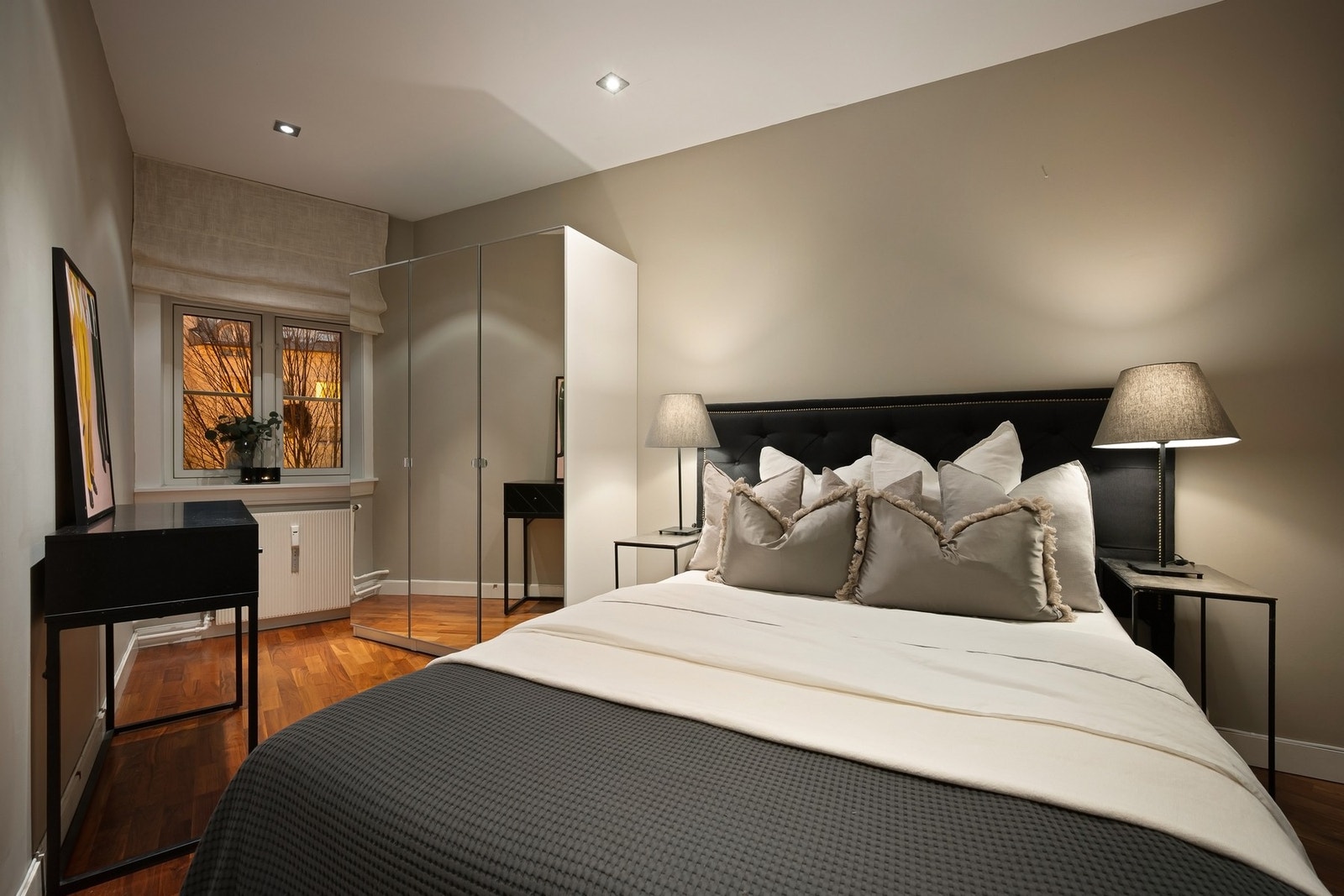 Hovedsoverom av god størrelse - Soverommene vender ut mot fredfull og frodig bakgård. Galleribilde