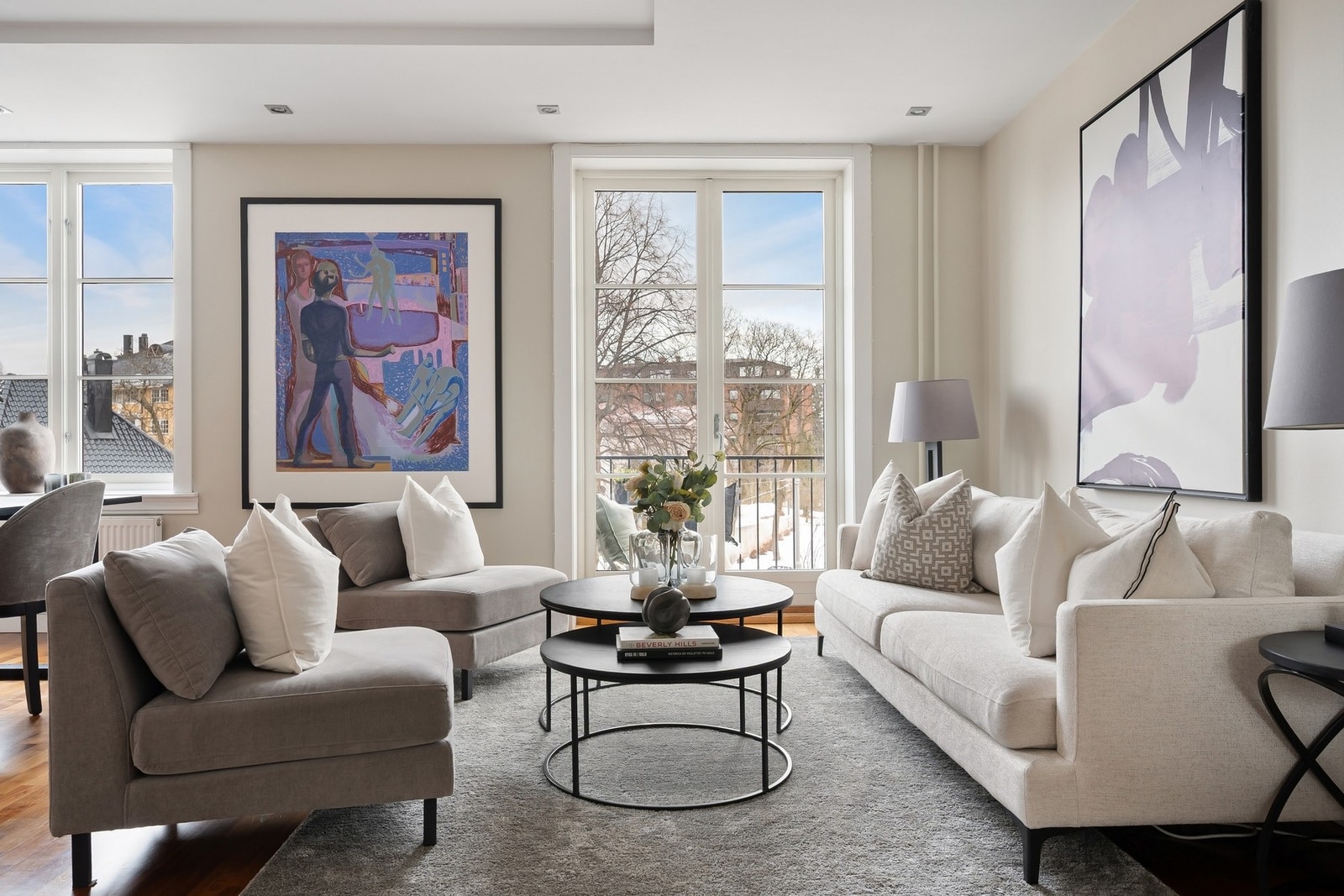 Stuen og kjøkkenet er godt skjermet for direkte innsyn og byr på utsyn over vakker bygårdsarkitektur. Galleribilde