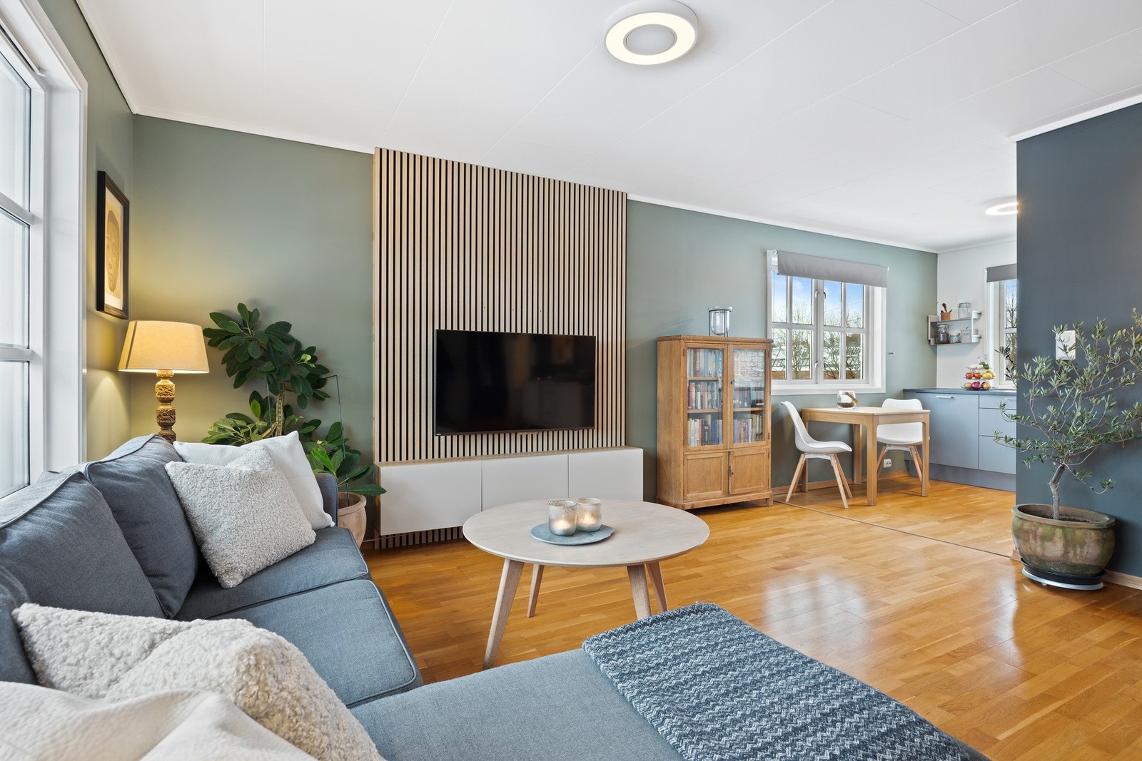 Romslig stue med lys fra tre sider Galleribilde