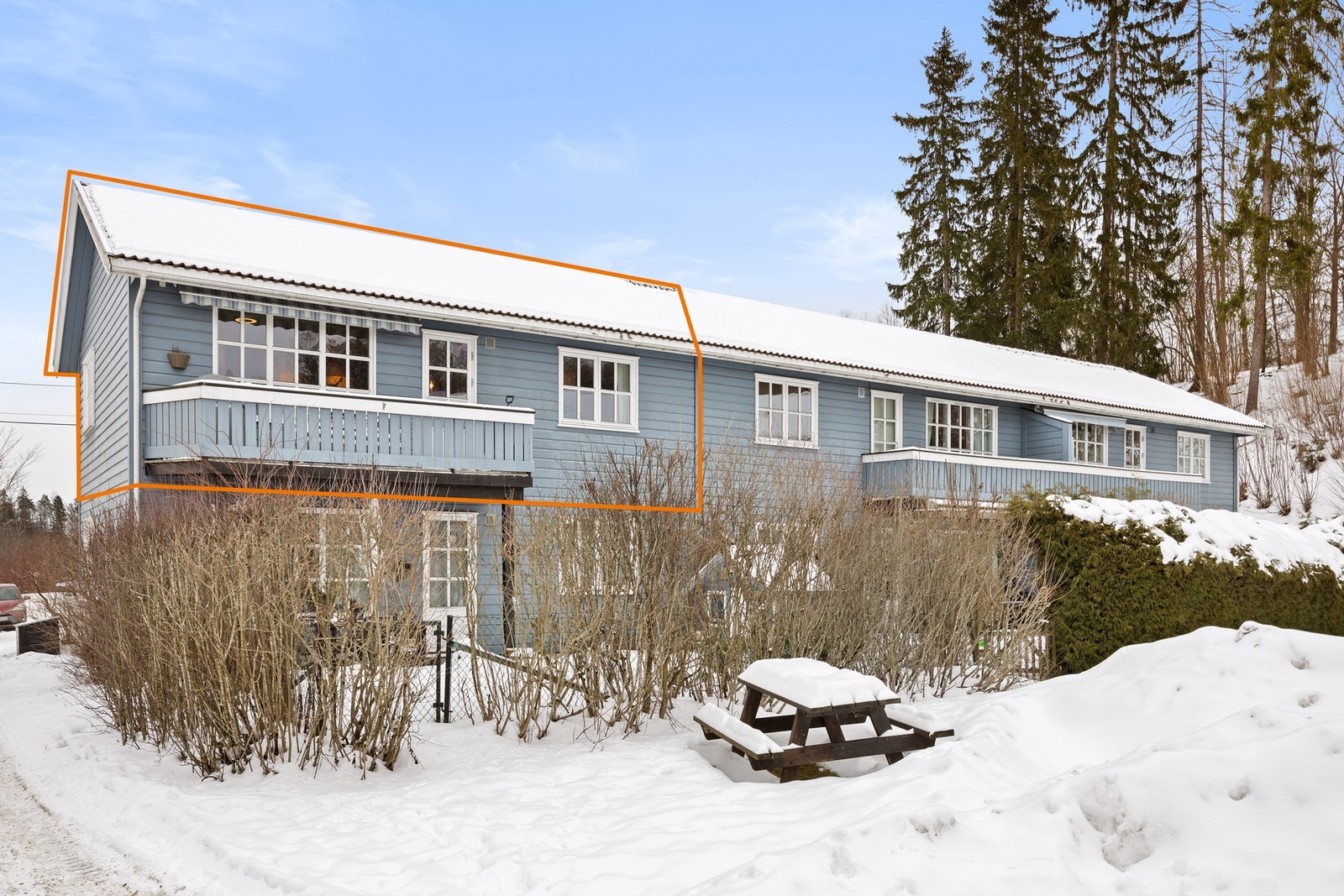 Her får du en pen og koselig 3-roms eierleilighet beliggende i øverste etasje på enden av husrekken. Galleribilde