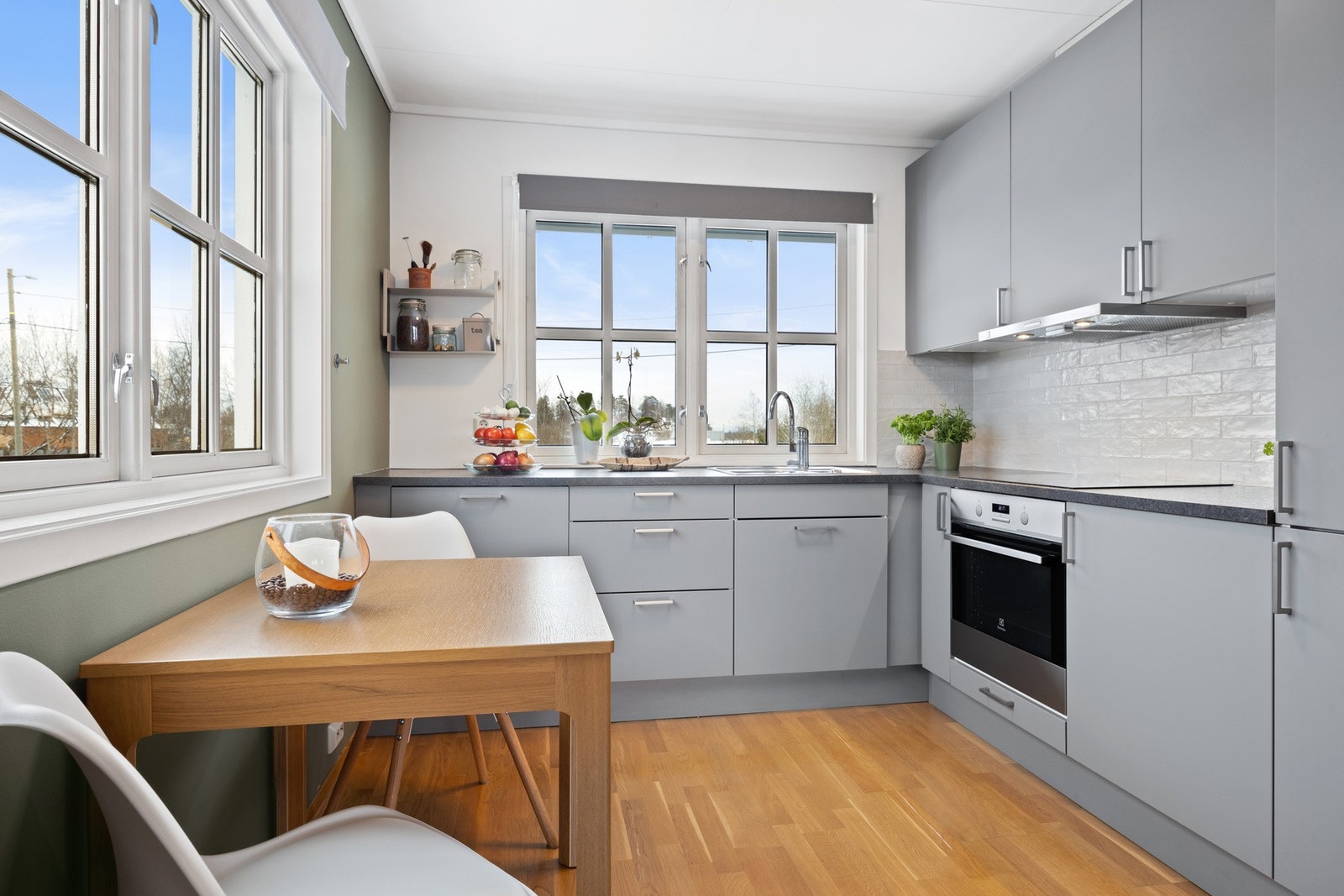 Kjøkken med integrerte hvitevarer som følger salget Galleribilde