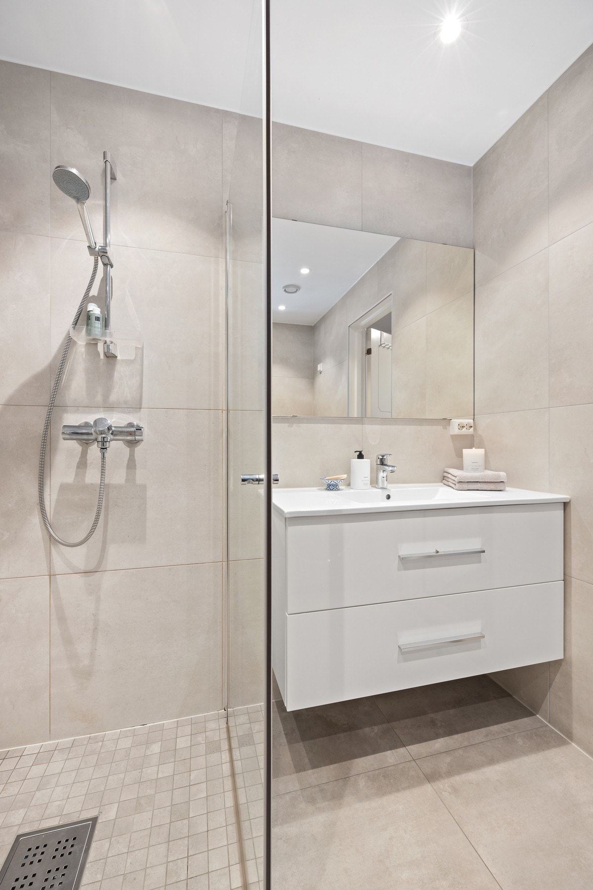 Dusjhjørne med hengslede glassdører Galleribilde