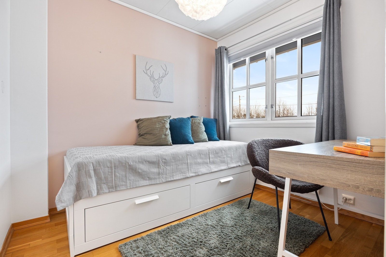 Soverom 2 med plass til skrivebord. Galleribilde