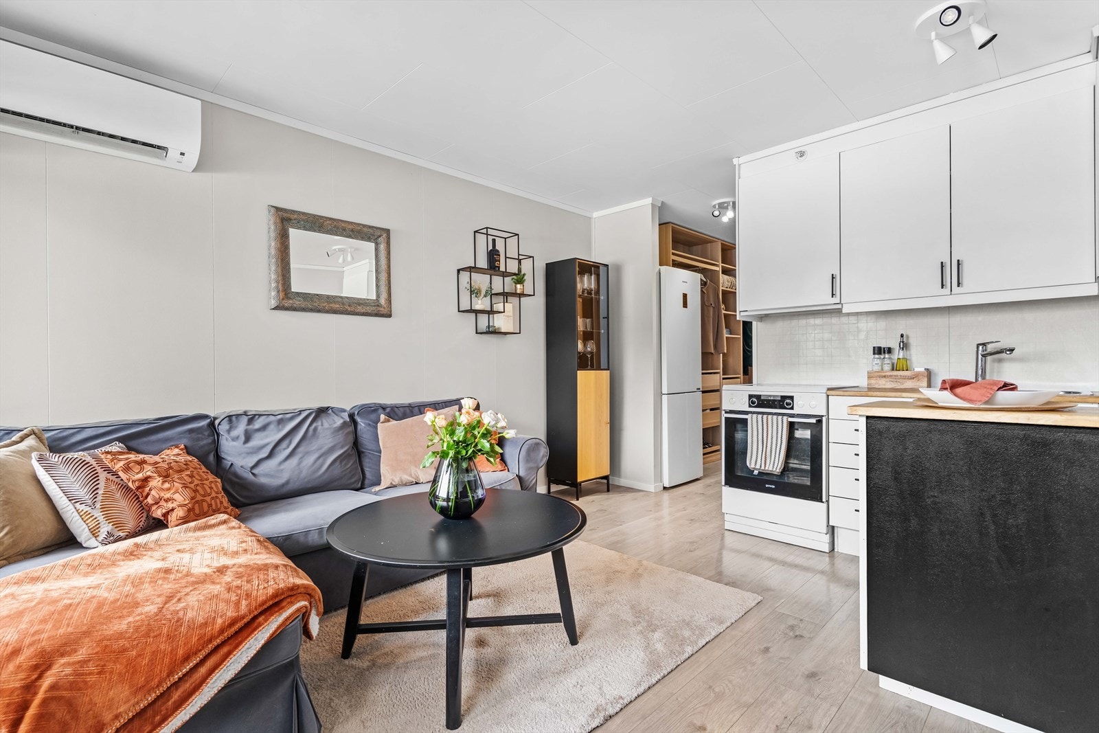 Leiligheten har nytt gulv og malte overflater fra 2024. I tillegg er det påkostet med en romslig garderobeløsning. Galleribilde