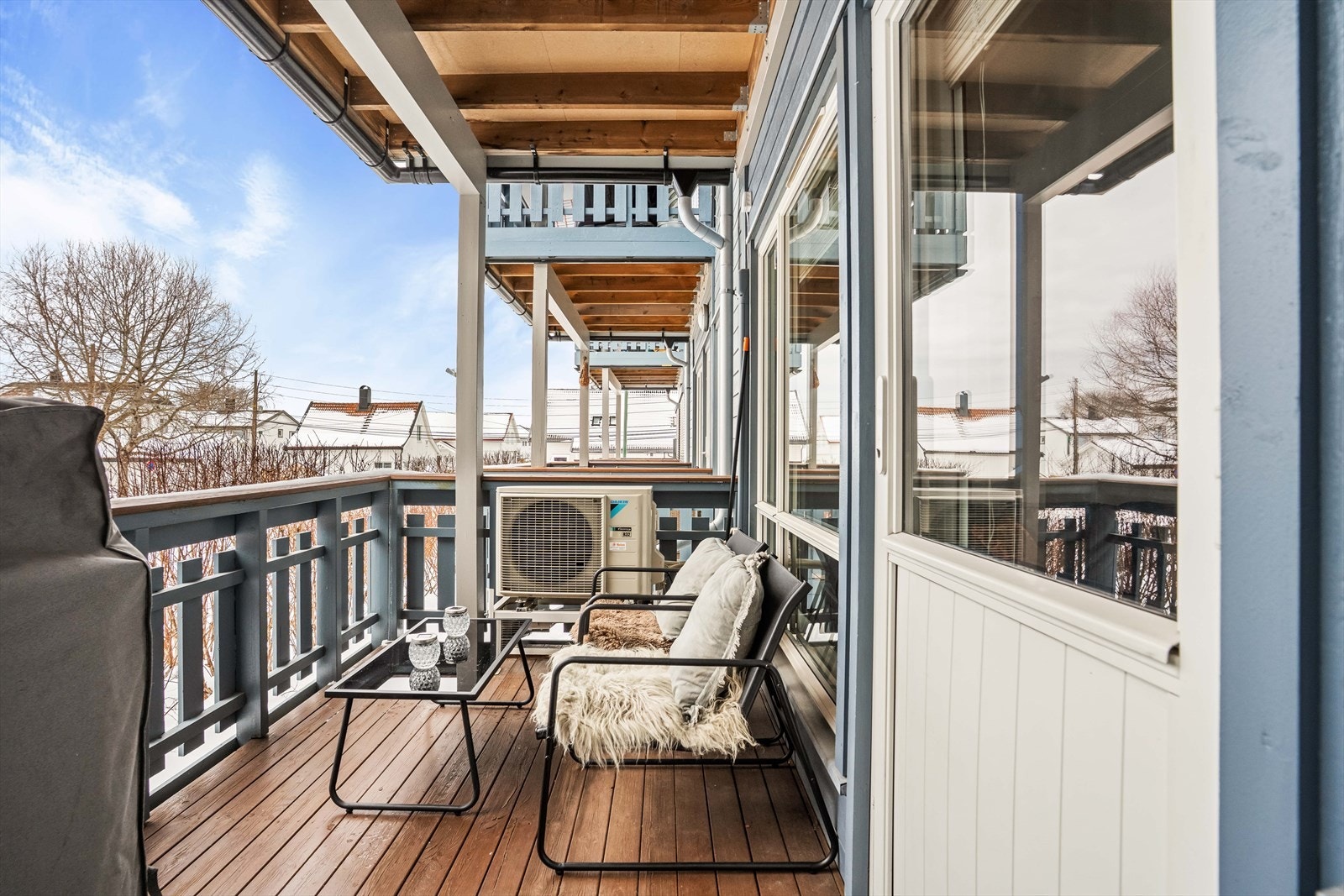 Terrassen er overbygget, og har god plass til en hyggelig sittegruppe, grill og beplantning. Galleribilde