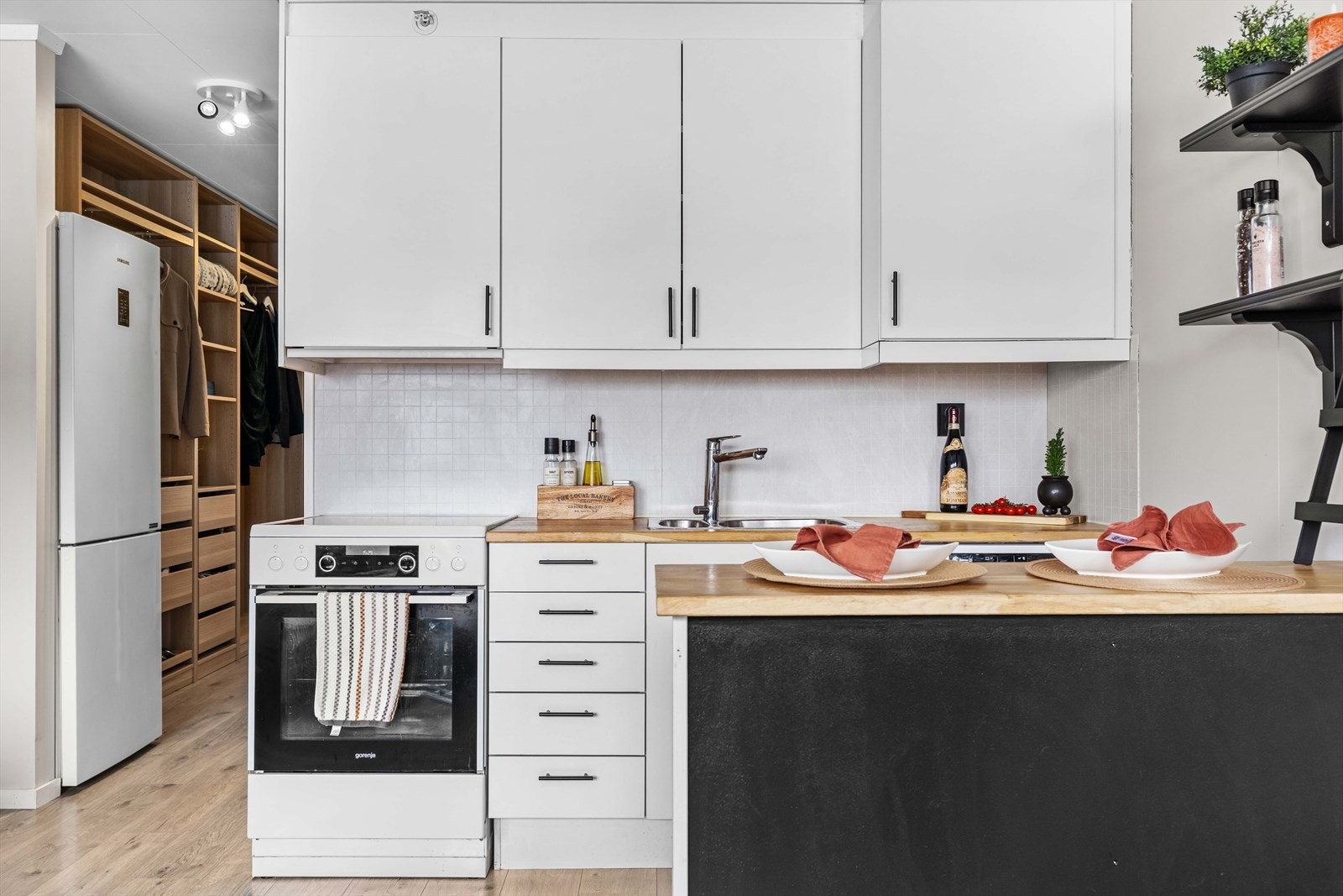 Det er godt med skap- og benkeplass, og moderne fliser mellom benkeplate og overskap. Galleribilde