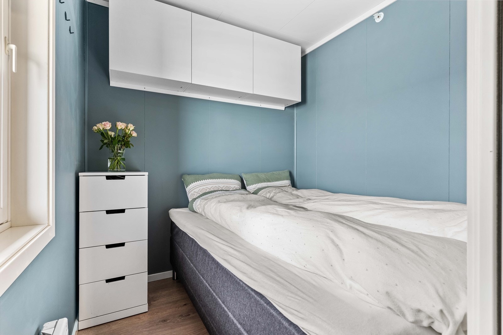 Sovealkove med skyvedør og vindu. Galleribilde