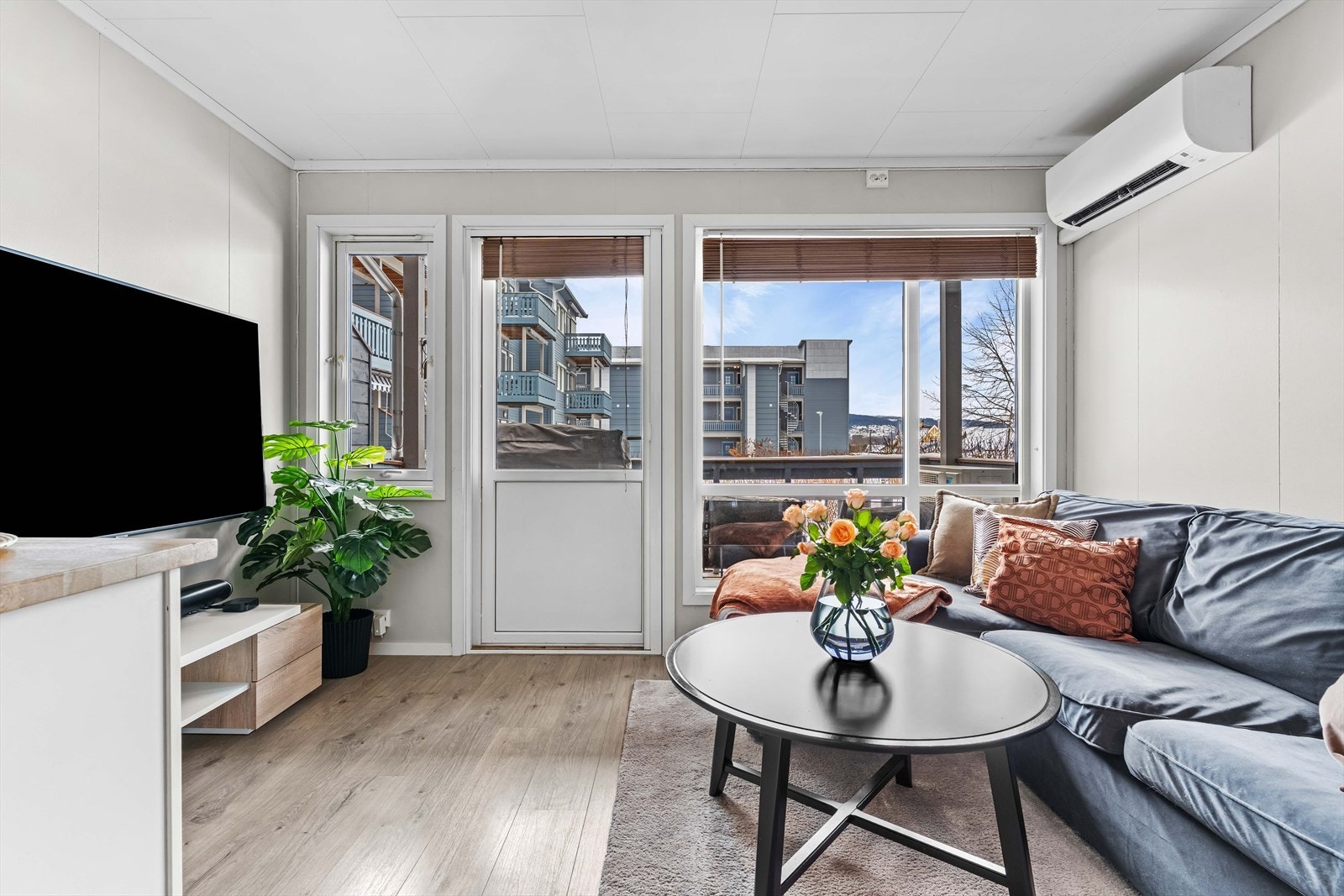 Leiligheten har en åpen stue-/kjøkkenløsning med store vindusflater som gir godt med naturlig lysinnslipp. Galleribilde