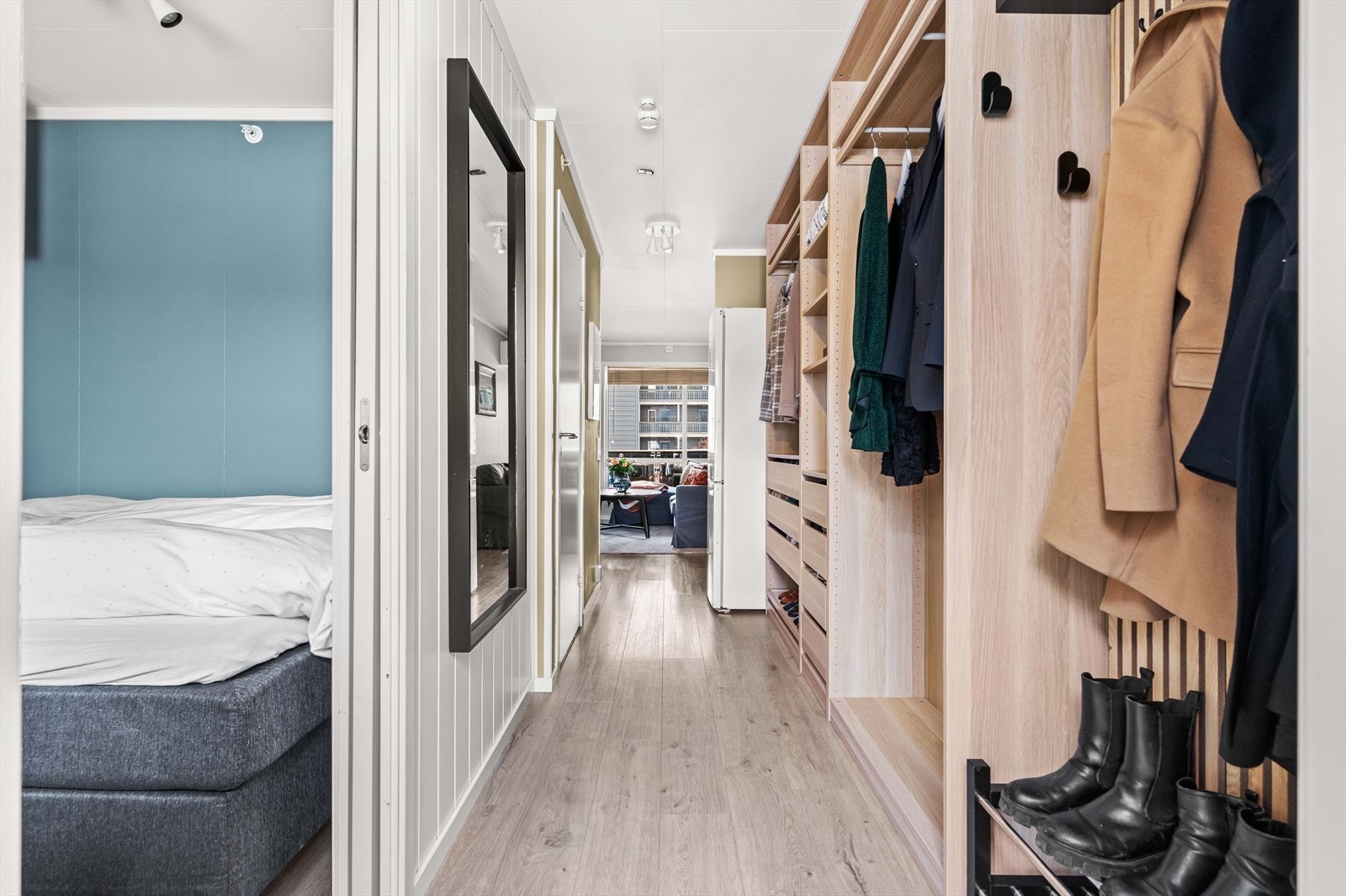 Her er det god plass til klær og yttertøy i gangen. Galleribilde