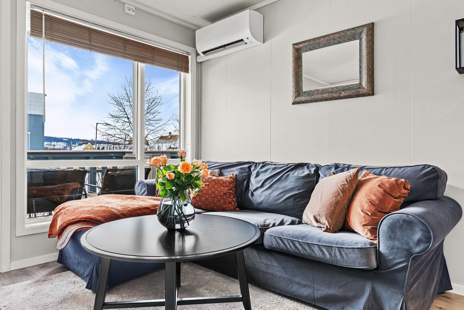 I stuen er det god plass til en romslig sofagruppe med tilhørende møblement. Galleribilde