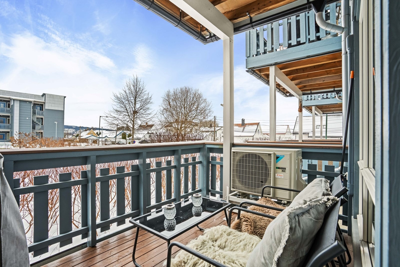 Fra stuen er det utgang til en romslig, sydvendt terrasse på ca. 8 kvm. Galleribilde