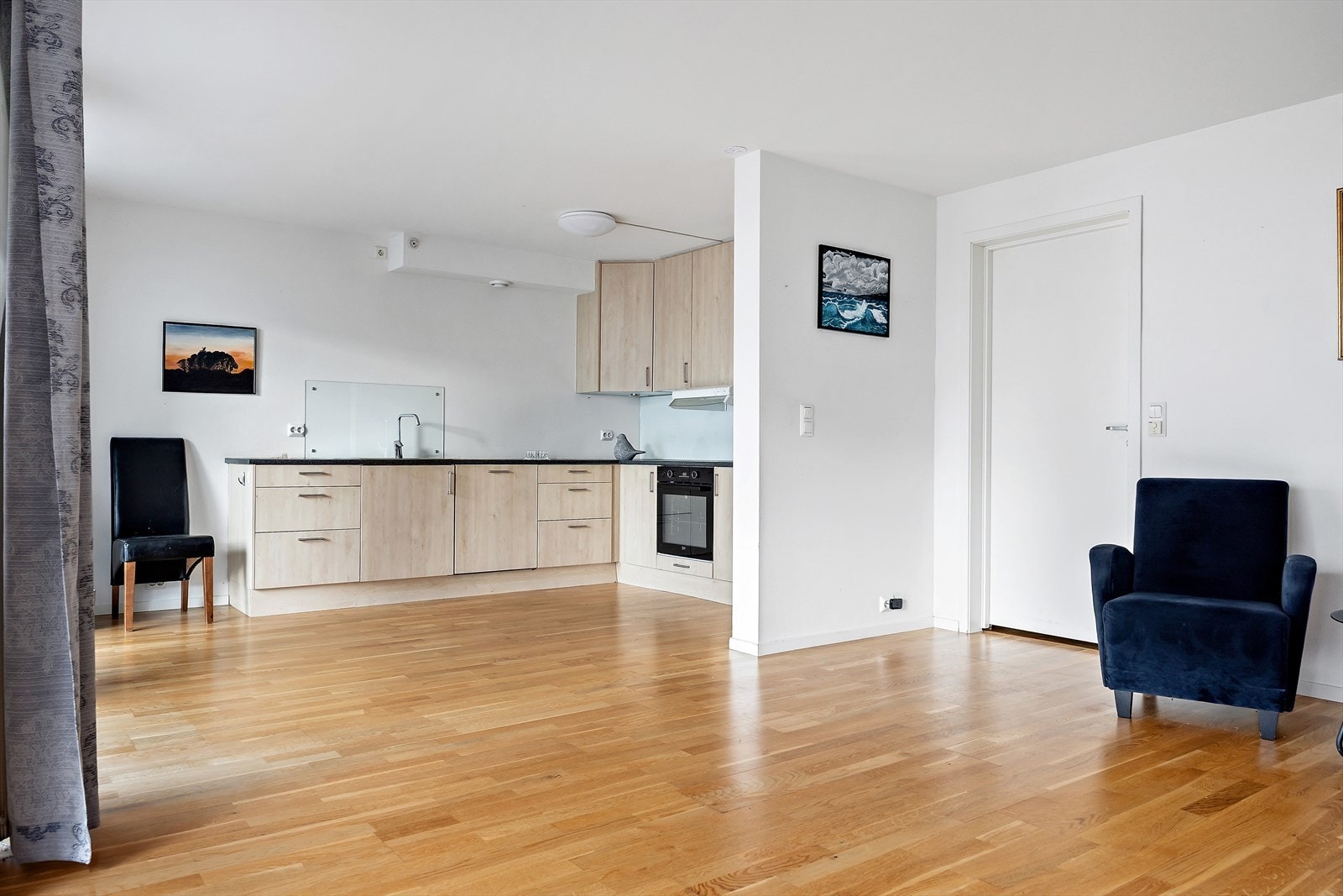 Åpen løsning til kjøkken med god plass til spisebord Galleribilde