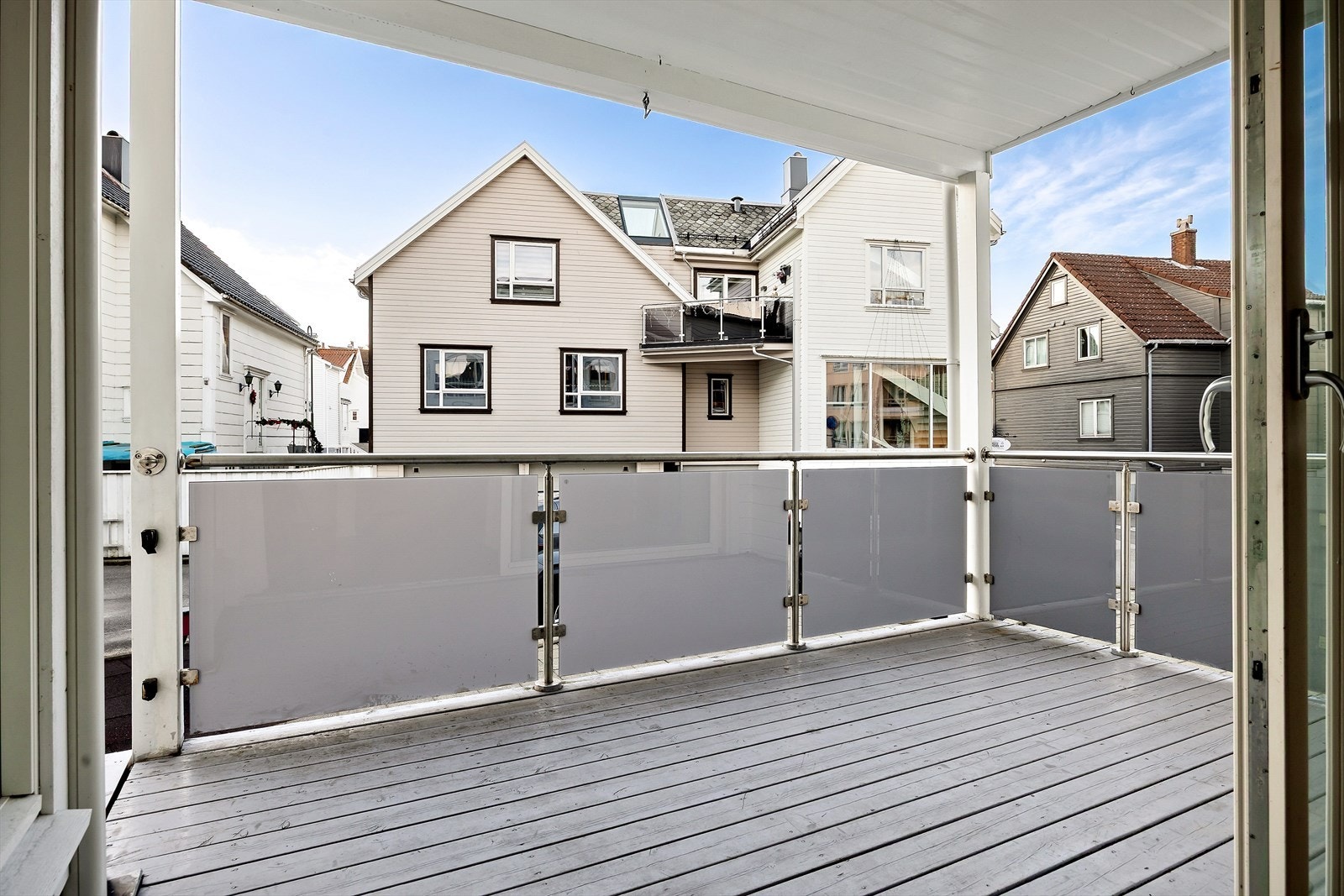 Solrik terrasse med direkte utgang fra stuen Galleribilde