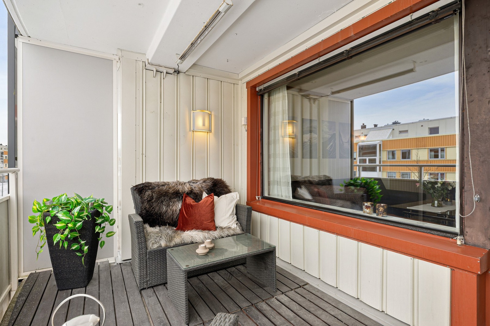 Balkongen er 8 kvm med takoverbygg, og det er god plass til en sittegruppe. Galleribilde