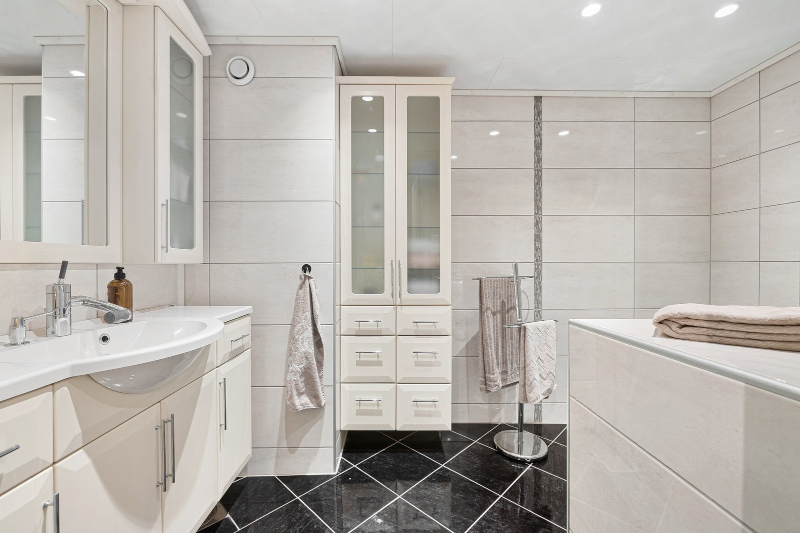 Flislagt bad med behagelige varmekabler i gulvet. Galleribilde