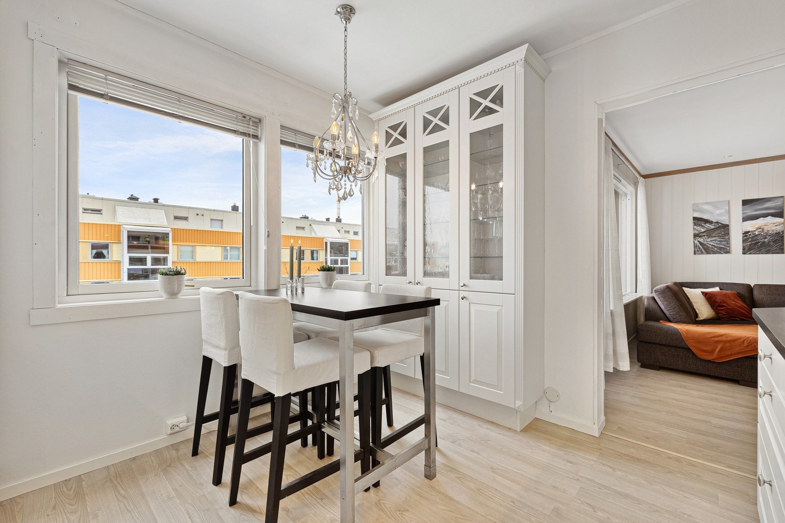 Det er god plass til spisegruppe på kjøkkenet. Galleribilde