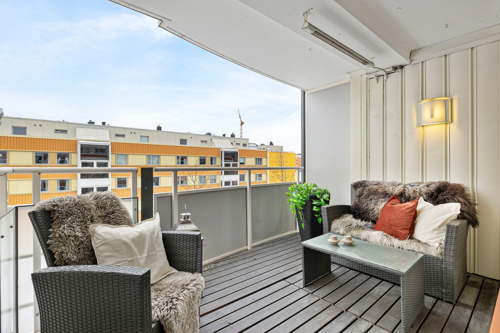 Fra stuen er det direkte utgang til en overbygd, sørvendt balkong. Galleribilde