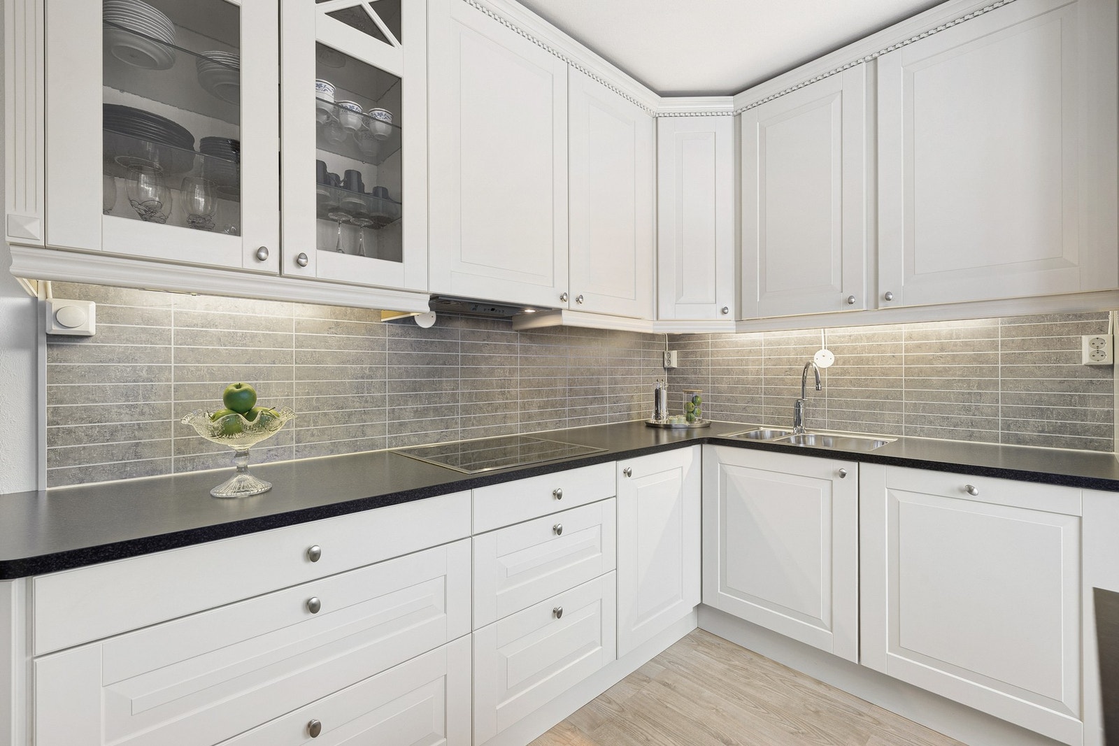 Integrerte hvitevarer består av frys-/kjøleskap, stekeovn og oppvaskmaskin. Galleribilde