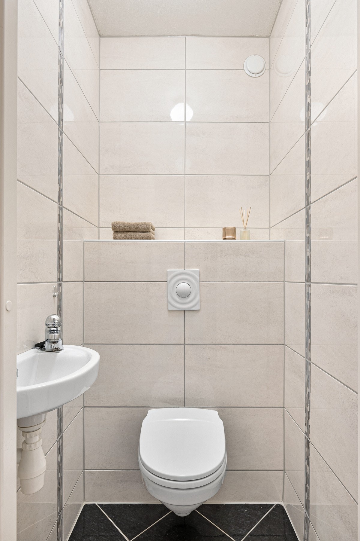 Toalettrom i entré. Galleribilde