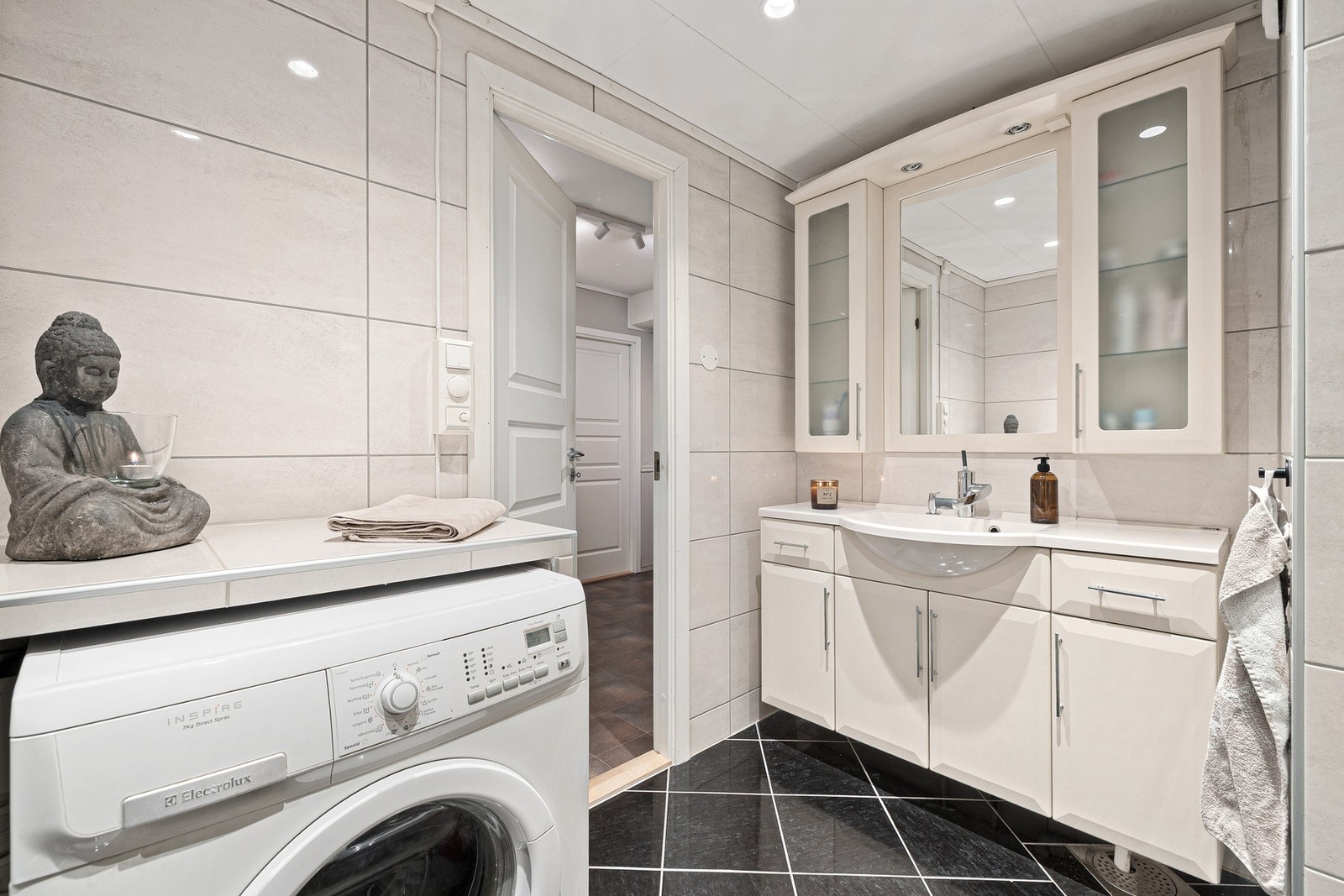 Badet har opplegg for vaskemaskin med plassbygd løsning. Galleribilde