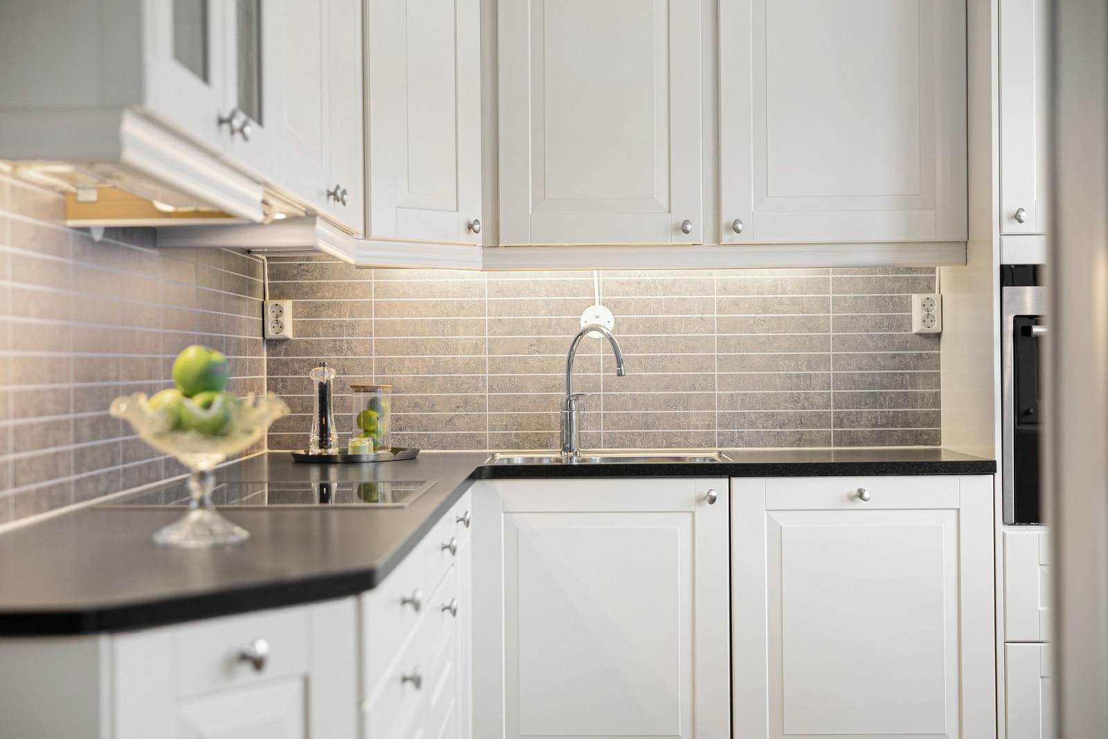 Integrerte hvitevarer består av frys-/kjøleskap, stekeovn og oppvaskmaskin. Galleribilde