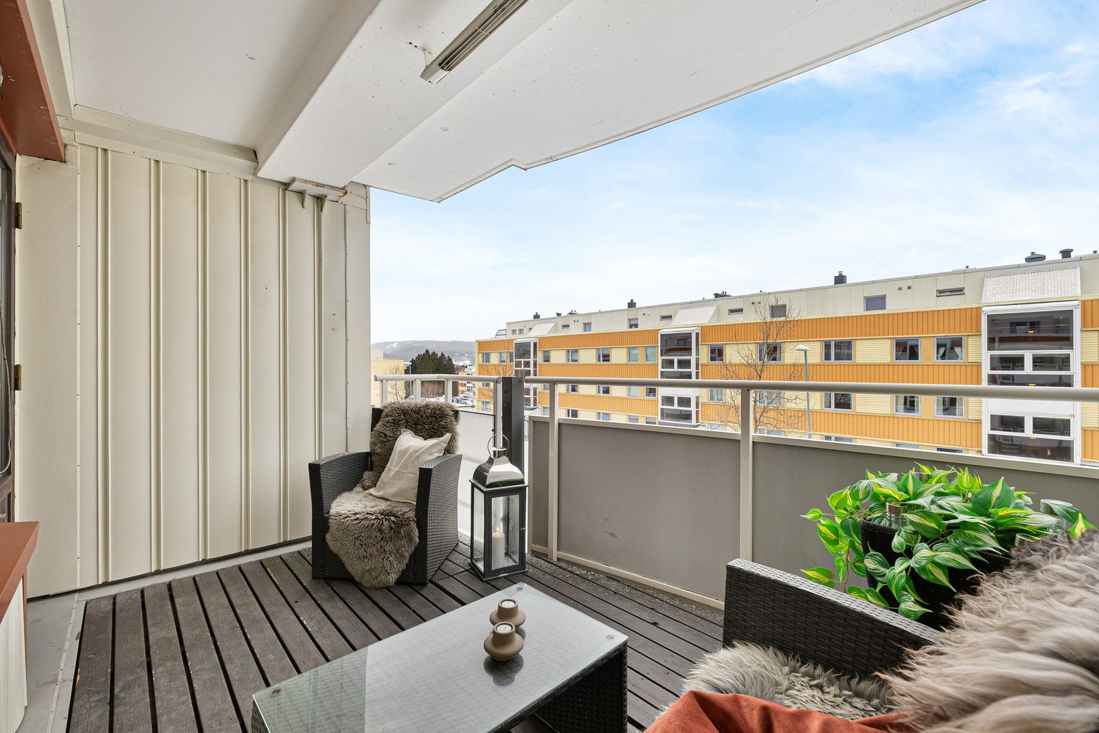 Balkongen er 8 kvm med takoverbygg, og det er god plass til en sittegruppe. Galleribilde