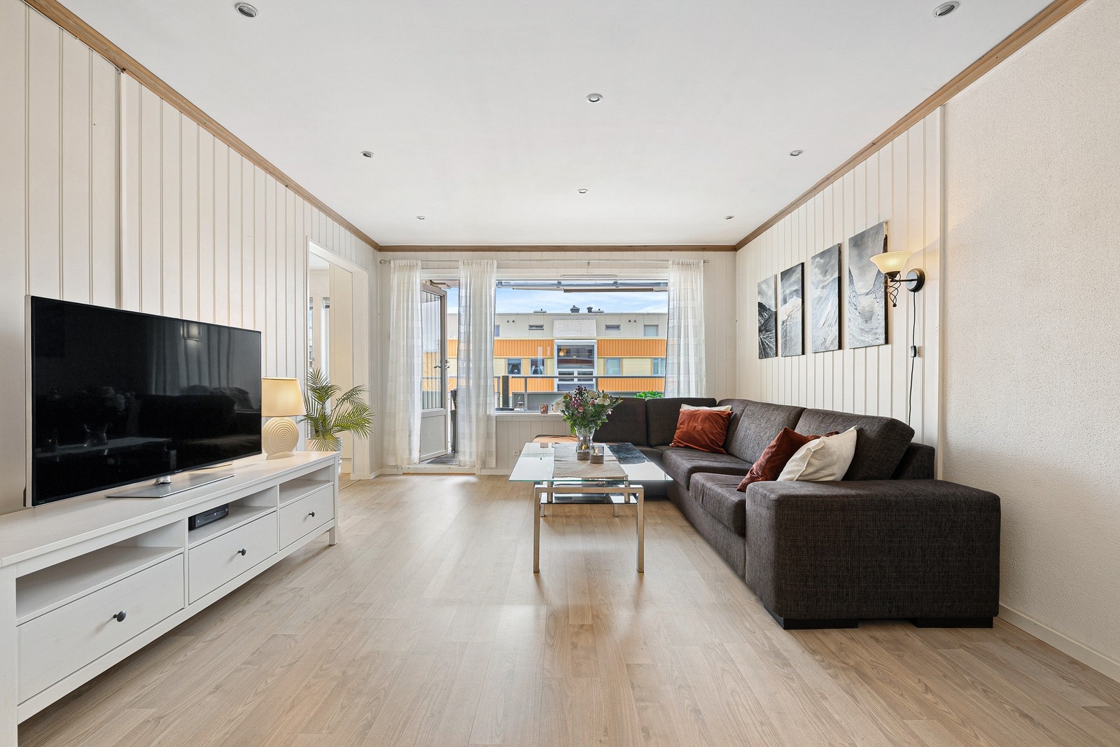 En lys og fin 4-roms leilighet på 81 kvm i 3. etasje, med god planløsning og sentral beliggenhet på Hallset. Galleribilde