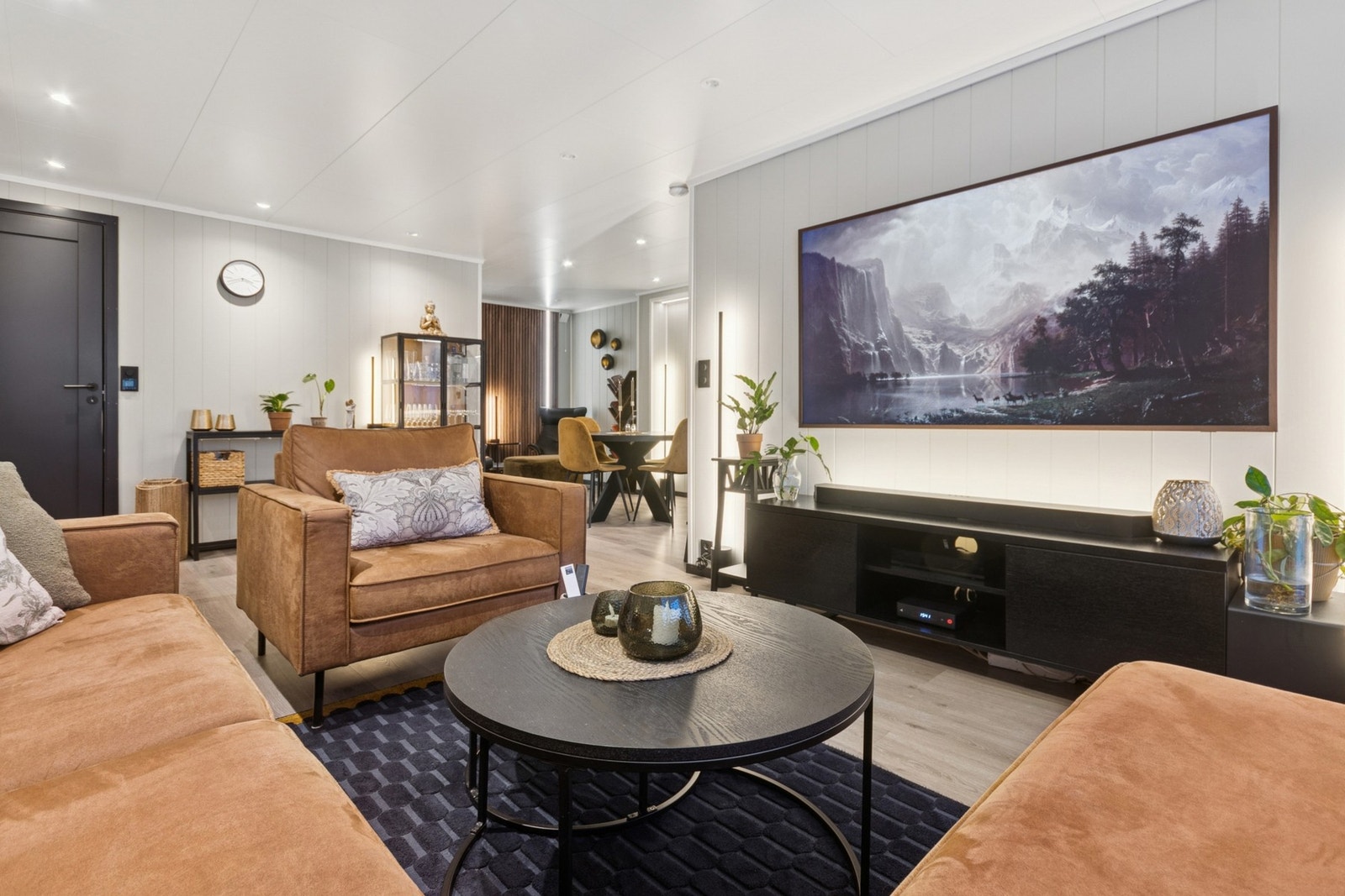 I 2023 ble det lagt ny lydhimling i hele leiligheten samt alle rom ble bygd opp med nye veggplater med lydvegger på soverommene. Galleribilde