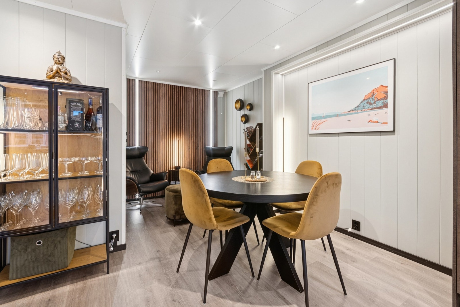 Romslig stue/kjøkken med god plass til både sitte- og spisegruppe. Galleribilde