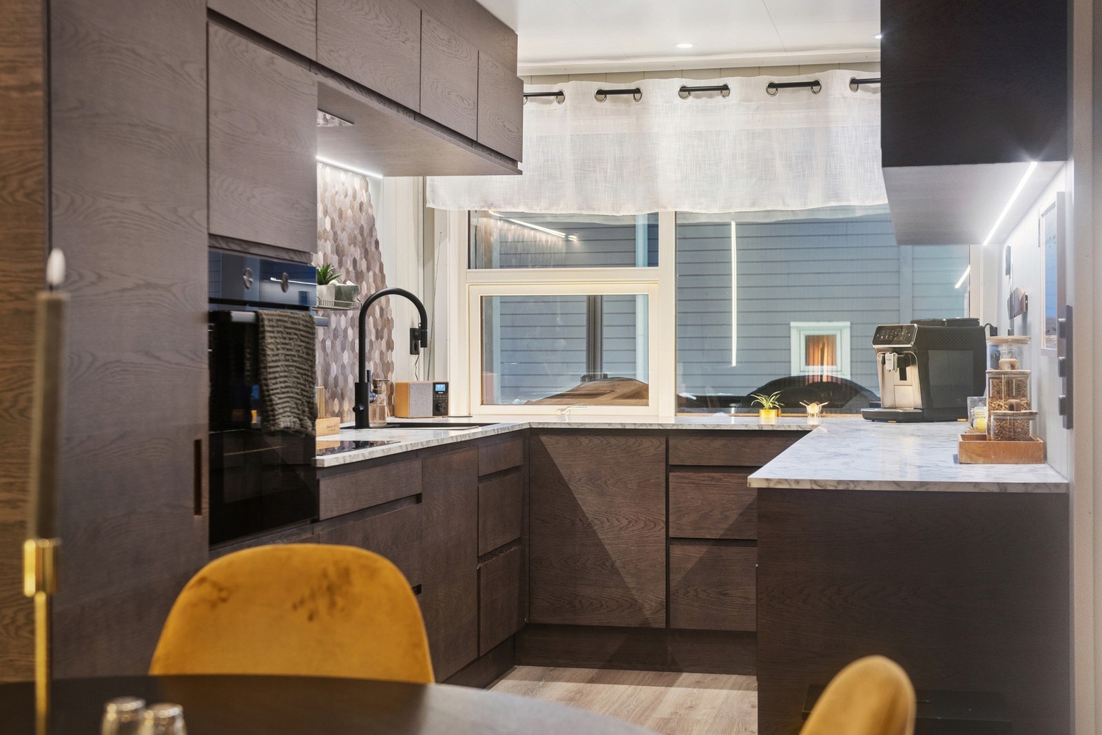 Det er integrert komfyr, koketopp, oppvaskmaskin og kjøleskap. Waterguard er installert. Galleribilde