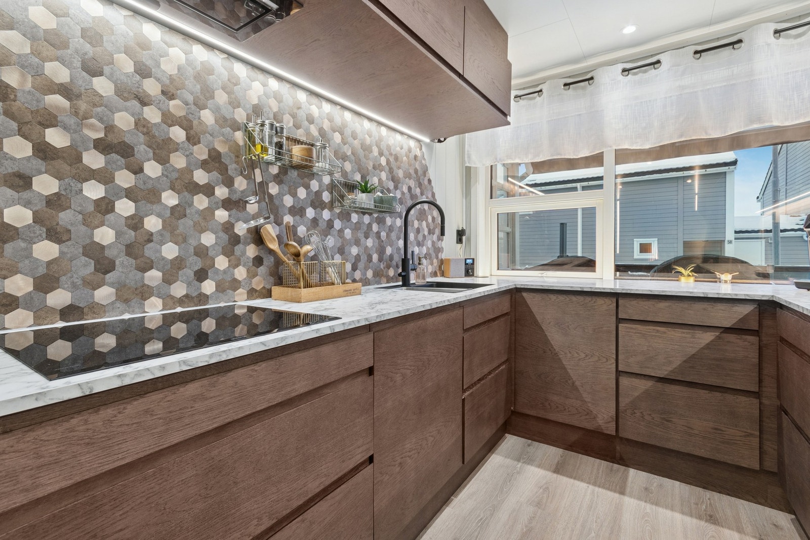 Moderne fliser er etablert over deler av benkeplaten. Galleribilde