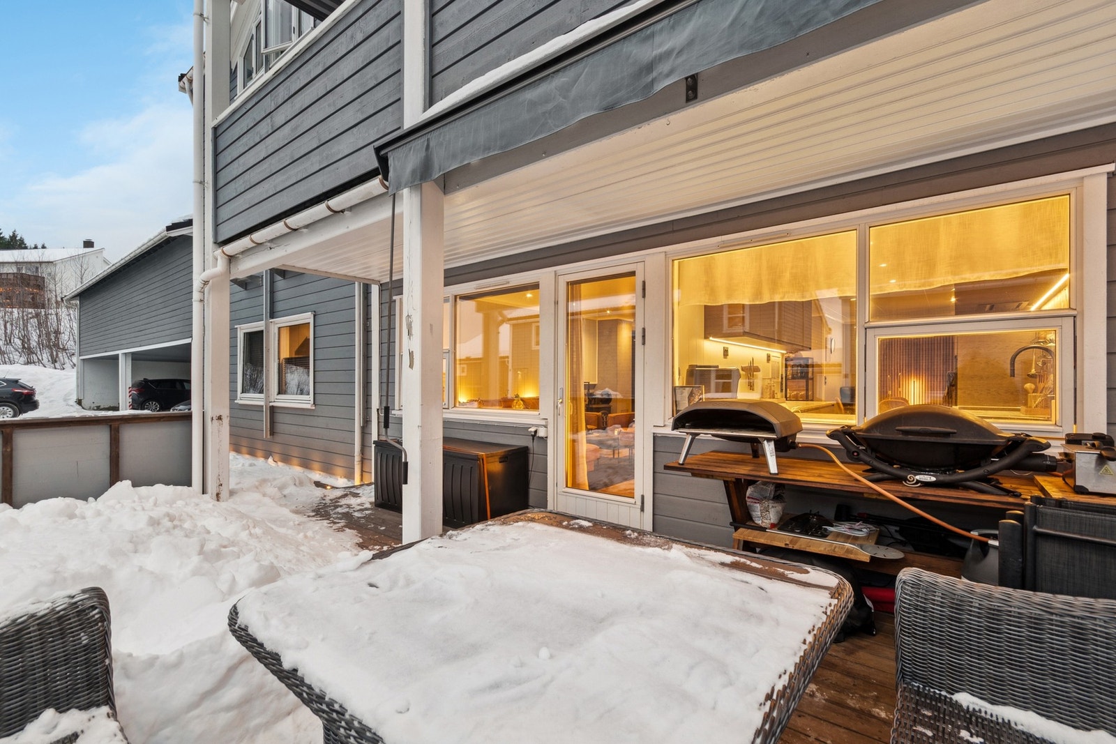 Solrik og romslig terrasse på ca. 24 m² med adkomst fra stue og terreng - bygget i 2023. Galleribilde