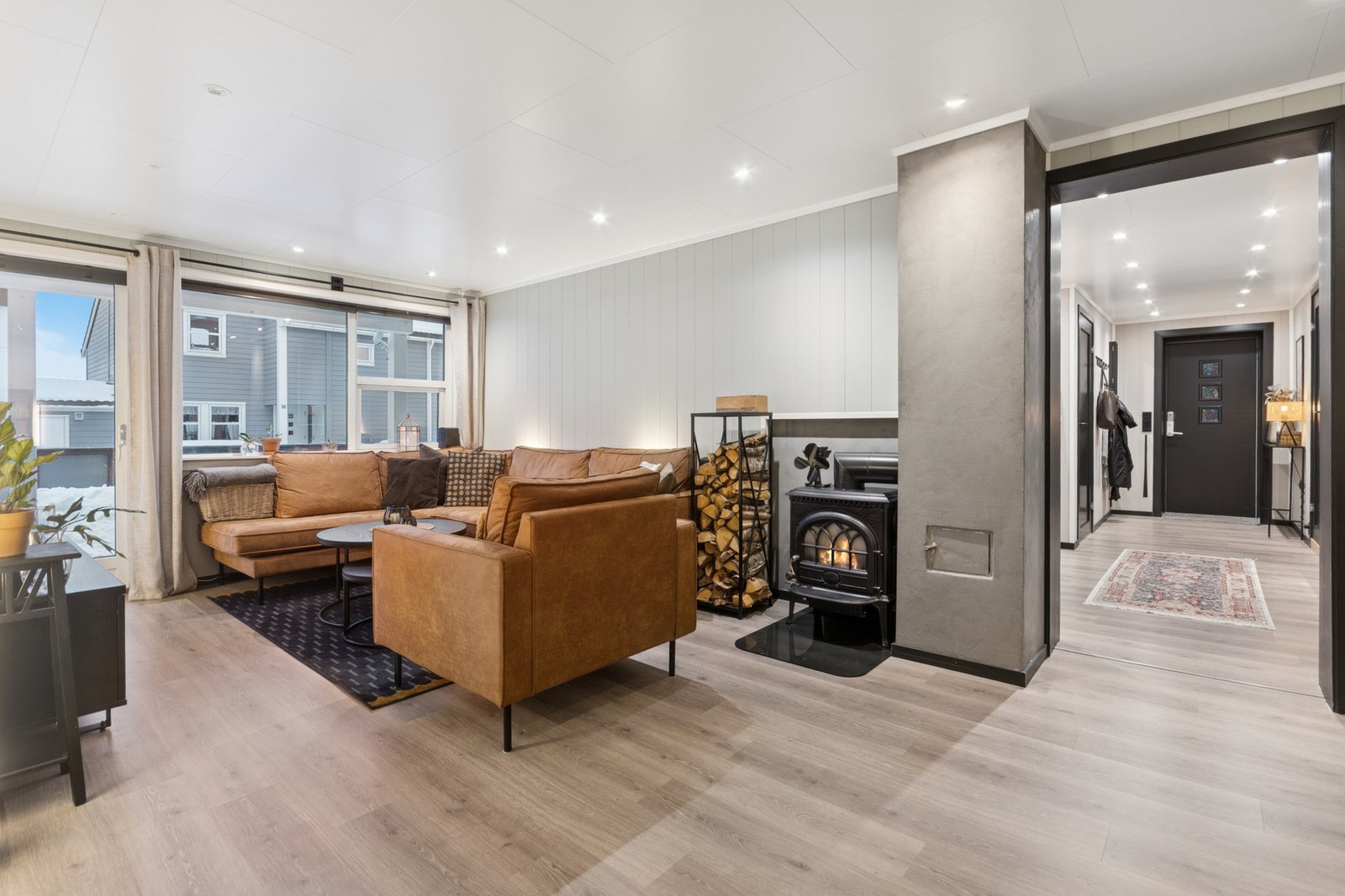 Utgang fra stua til en romslig og solrik terrasse samt adkomst fra terreng. Galleribilde