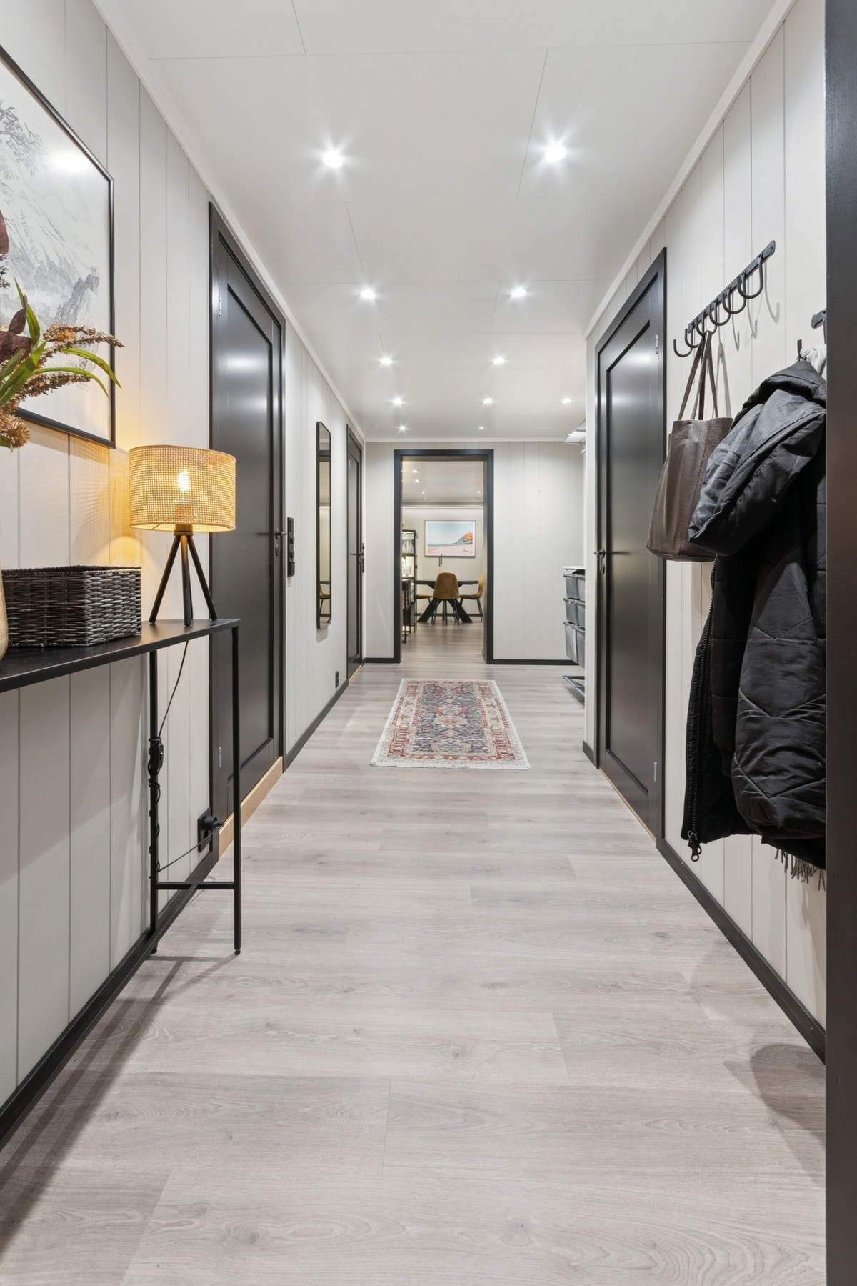Romslig entré med etablert garderobesystem samt plass til skohylle og jakkeoppheng. Galleribilde