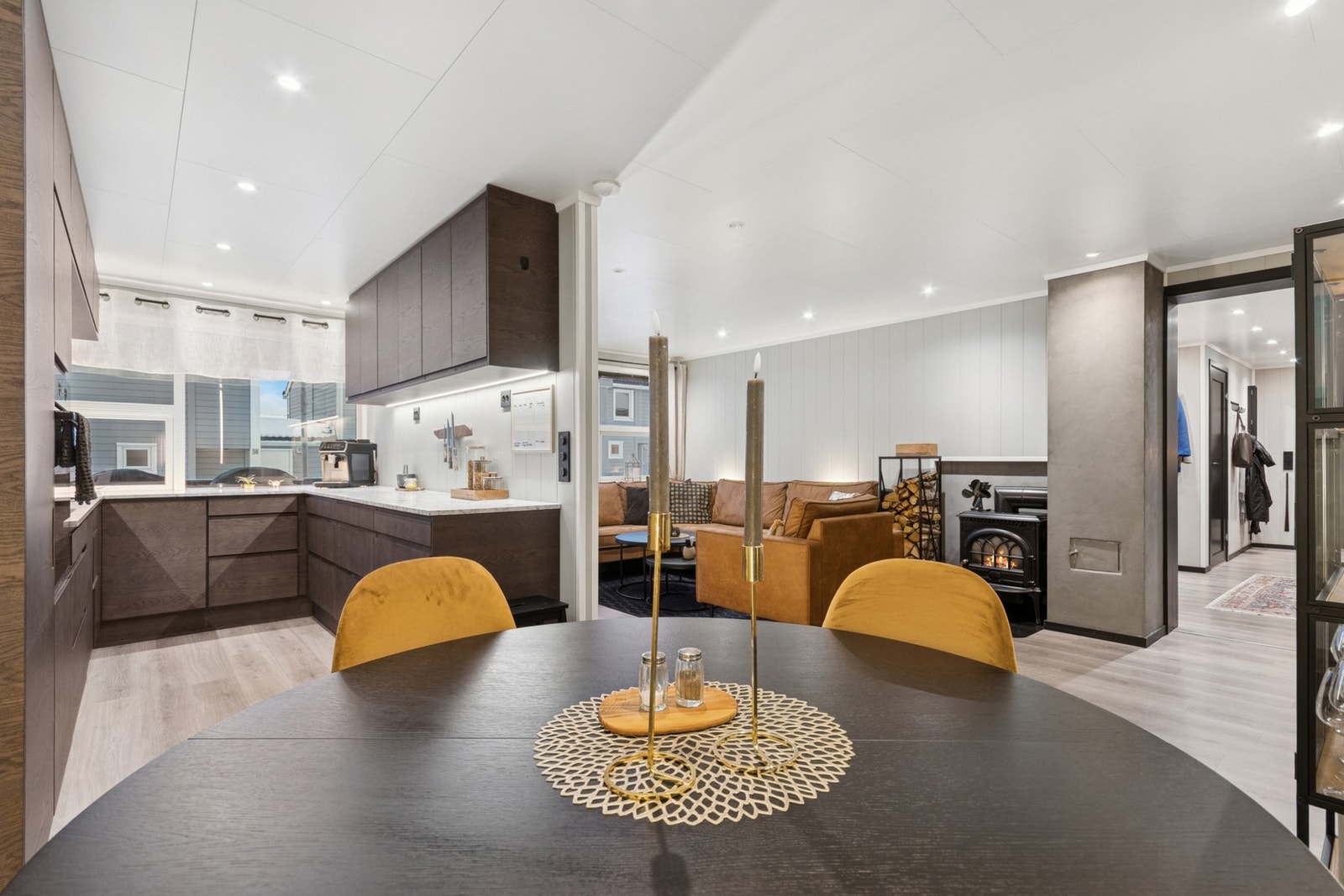 Delvis åpen stue/kjøkken løsning med moderne og tidsriktige fargevalg. Galleribilde