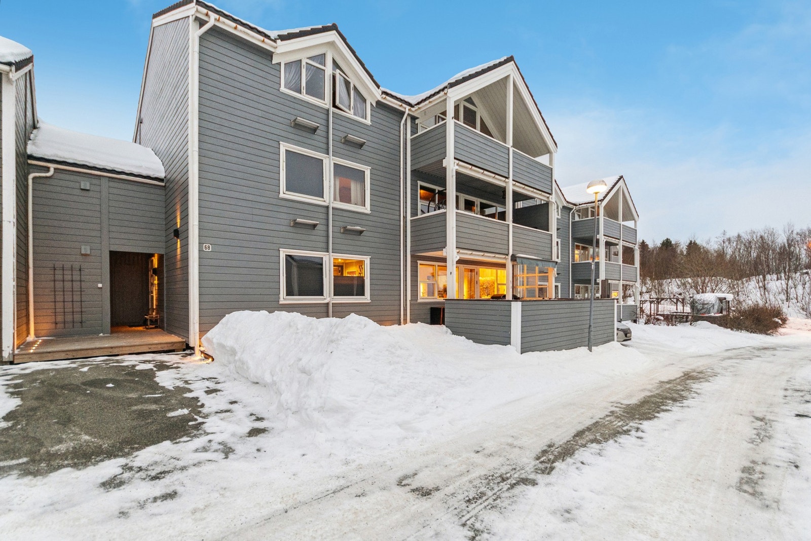 Her bor man med gangavstand til Mørkved bydelsentrum der man finner alt av dagligdagse nødvendigheter, skoler og barnehager. Galleribilde