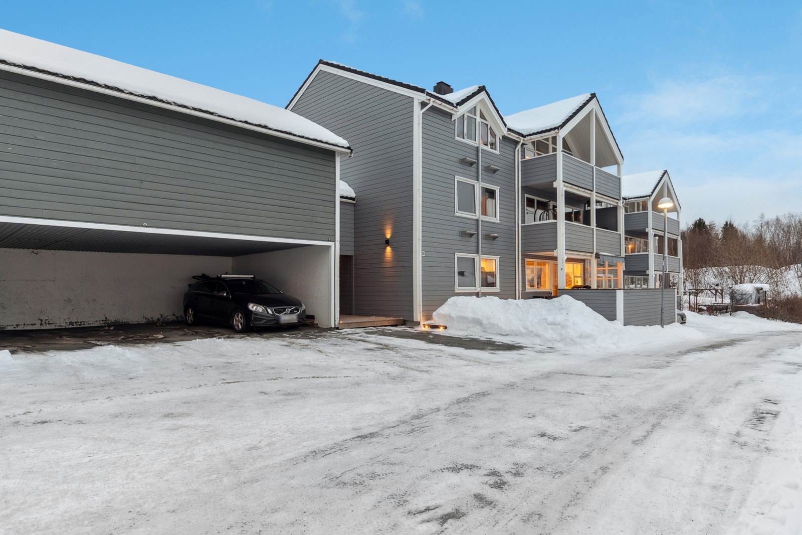 Parkering i carport og gjesteparkeringer er etablert. Galleribilde