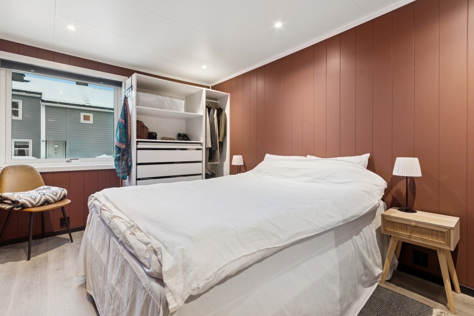 Romslig hovedsoverom med etablert garderobeløsninger. Galleribilde