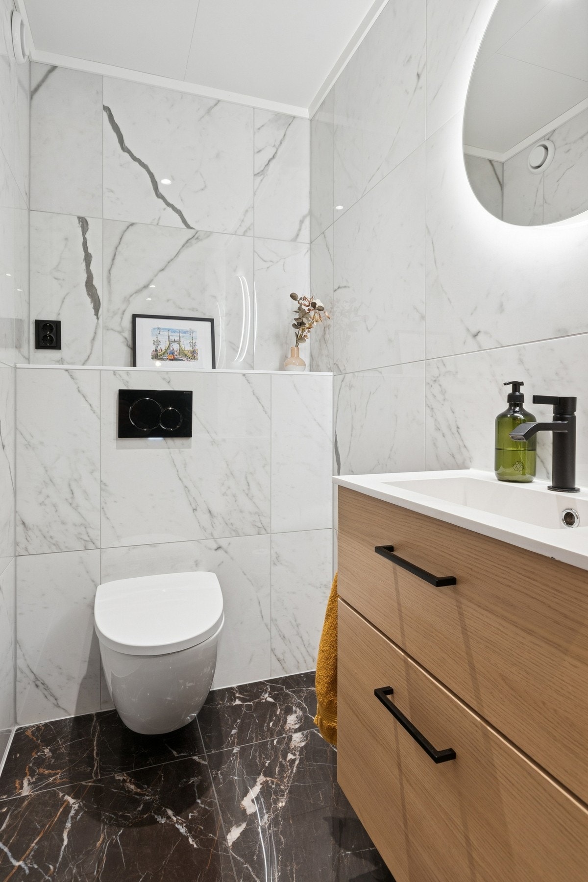 Flislagt toalettrom med vegghengt toalett og innredning med nedfelt servant - renovert i 2024. Galleribilde